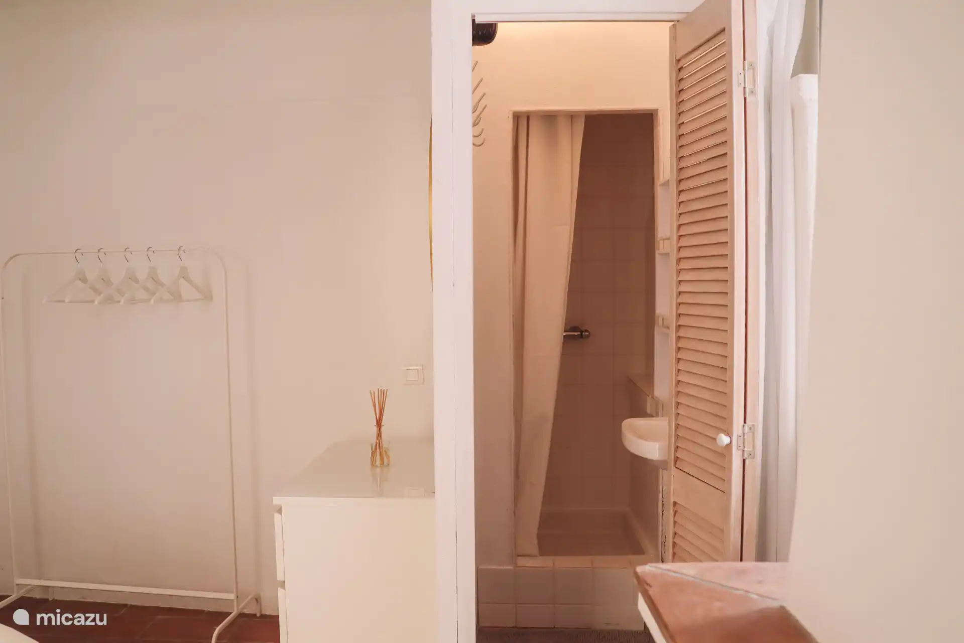 Kleine doucheruimte en eigen badkamer