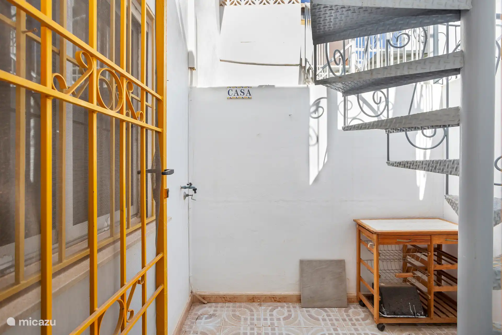 Achterzijde woning met draaitrap naar dakterras