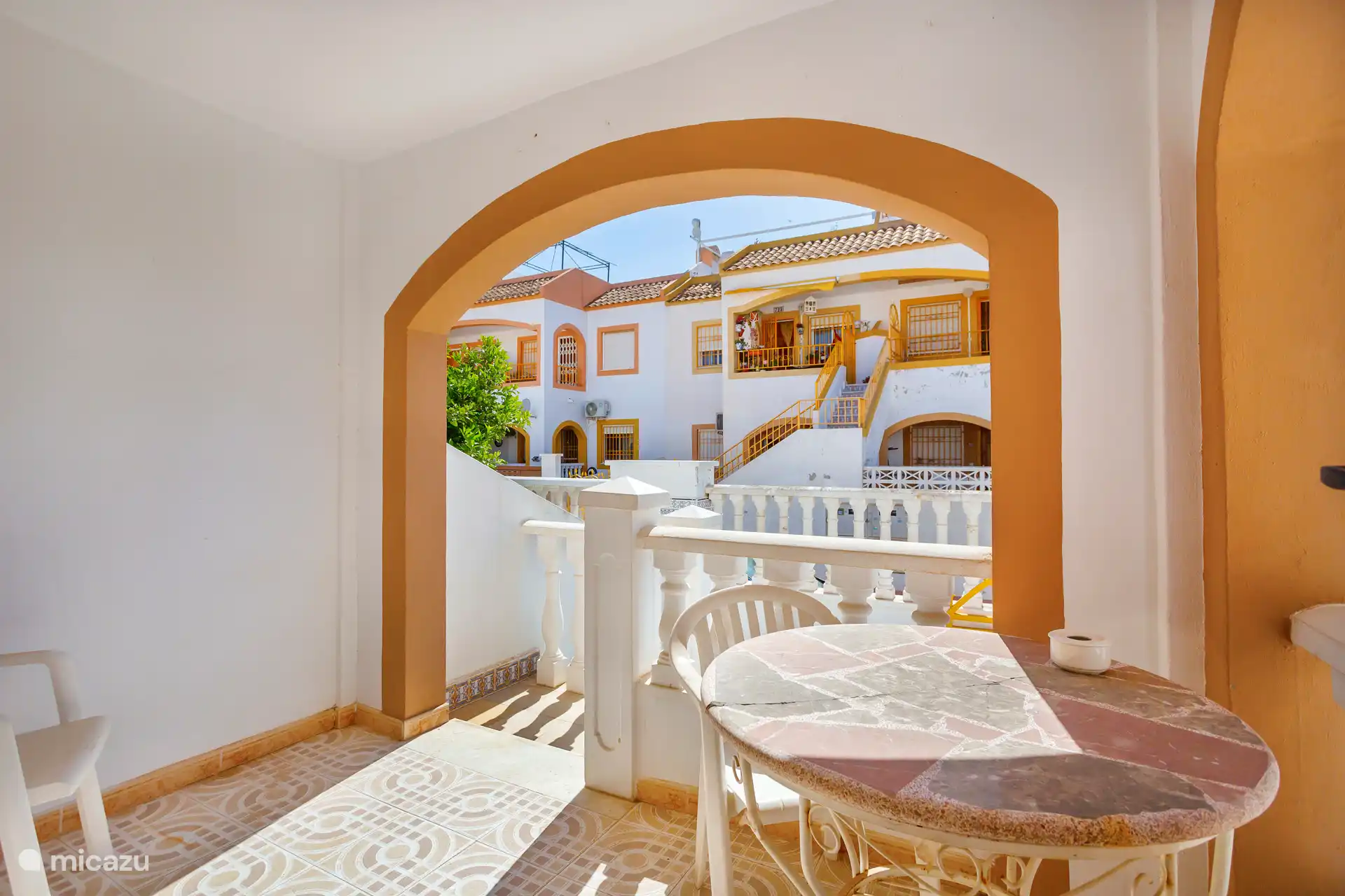 Terras voorzijde woning