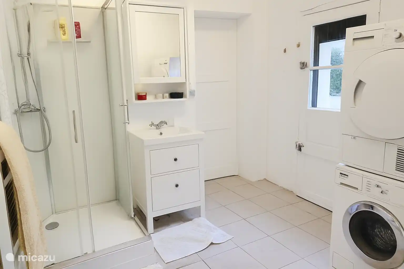 Badkamer 1, begane grond, wastafel, douche