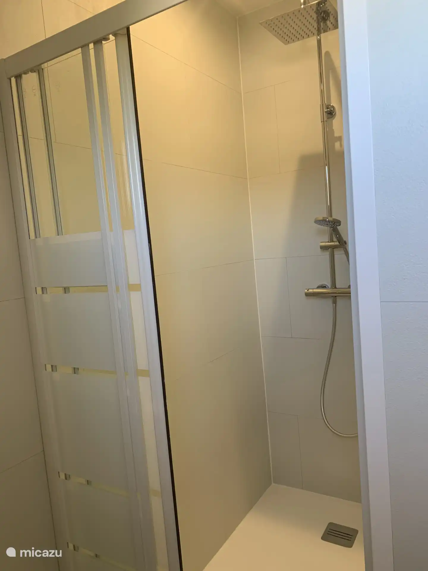 Badkamer 2, eerste verdieping, douche