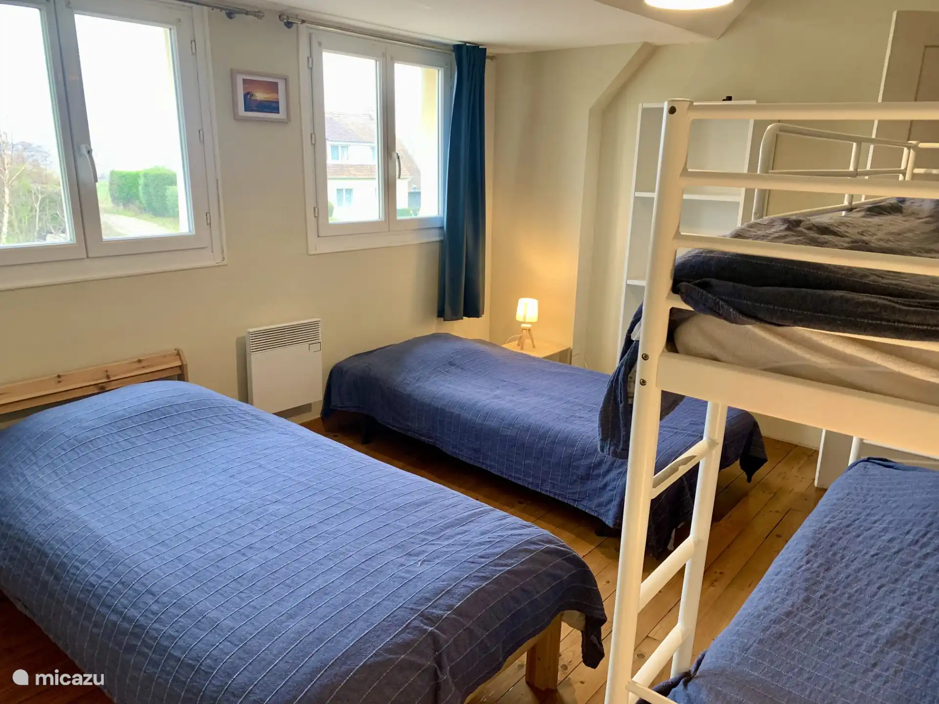 Slaapkamer 4, eerste verdieping, 2 eenpersoonsbedden en 1 stapelbed