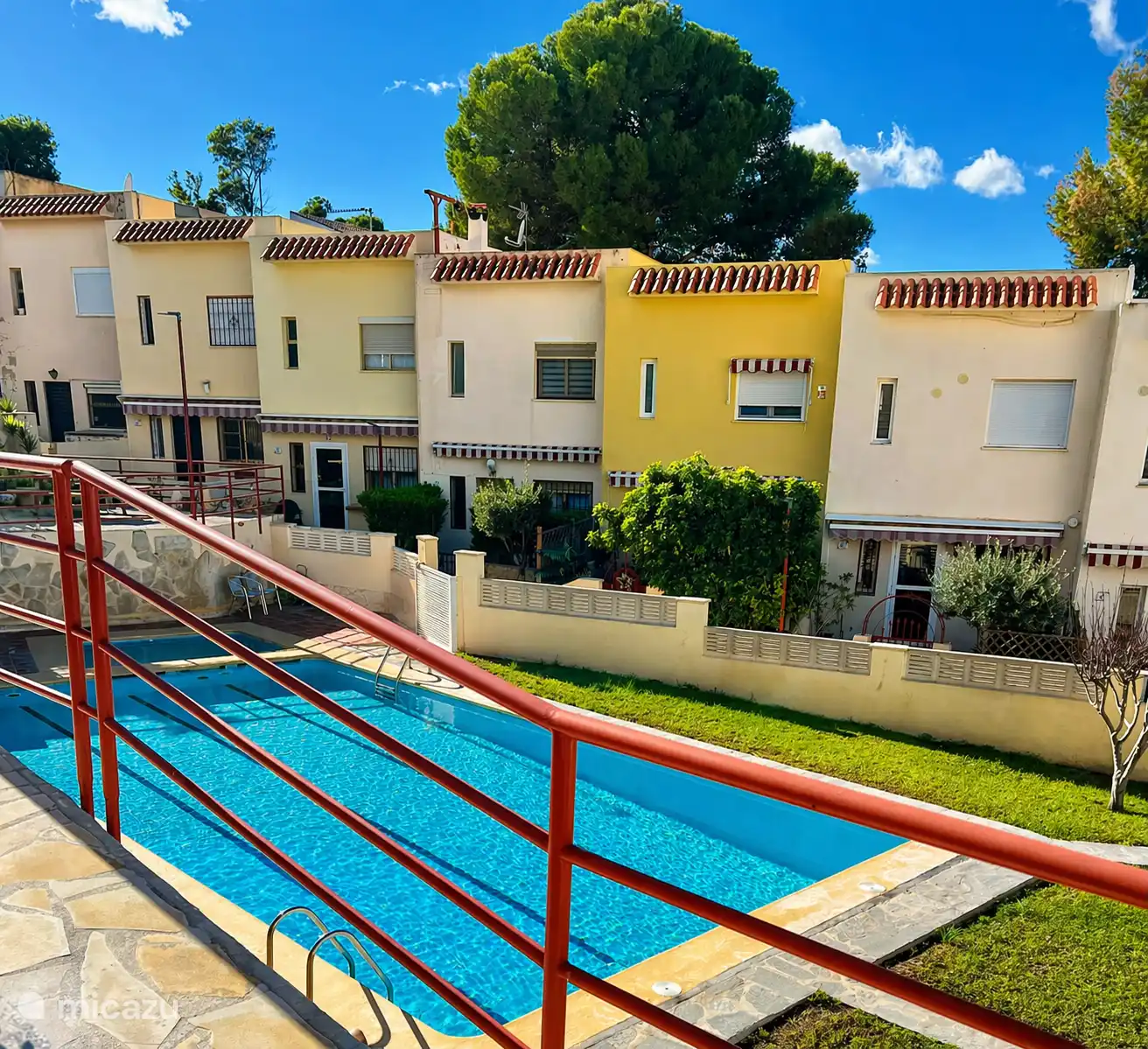 Het zwembad met bvinnentuin