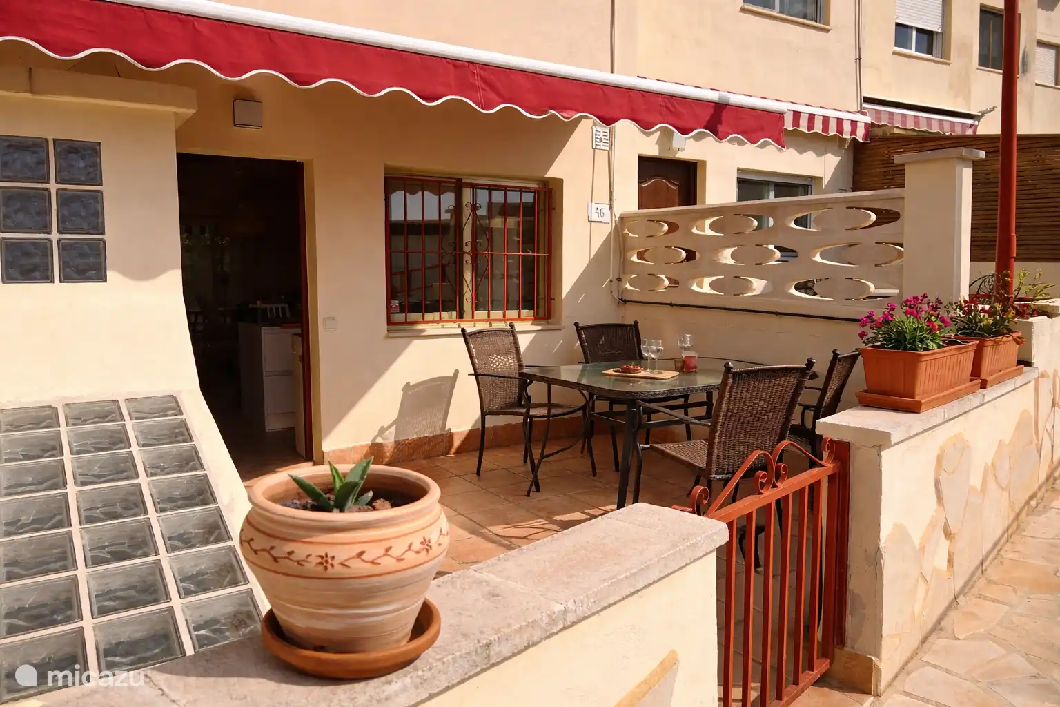 Second terrace with pool view