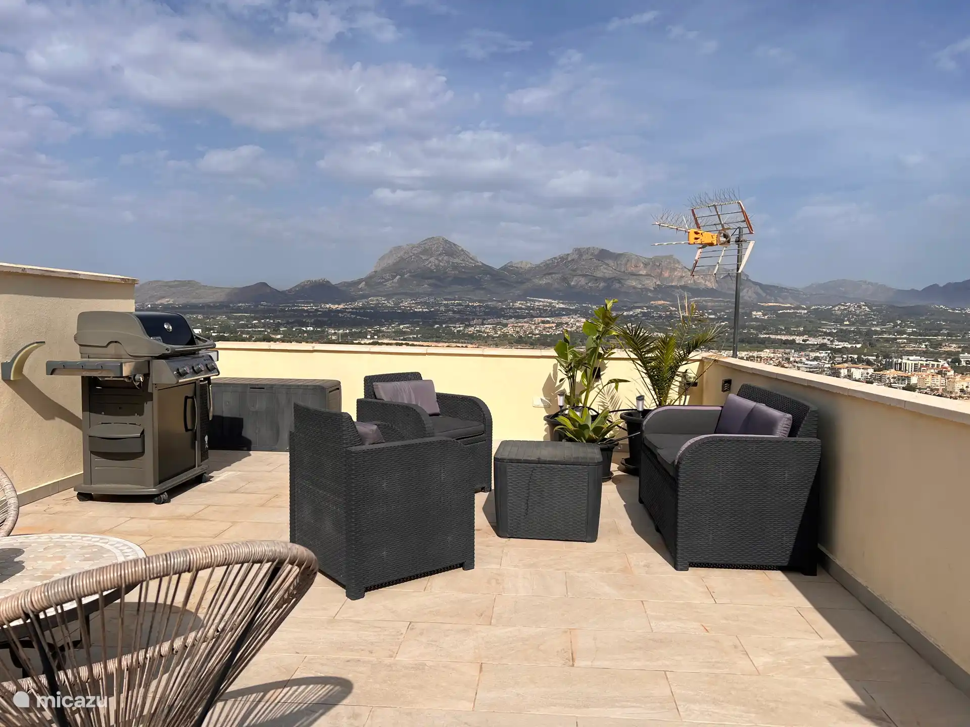 Seating furniture and gas barbecue are standard on the roof terrace