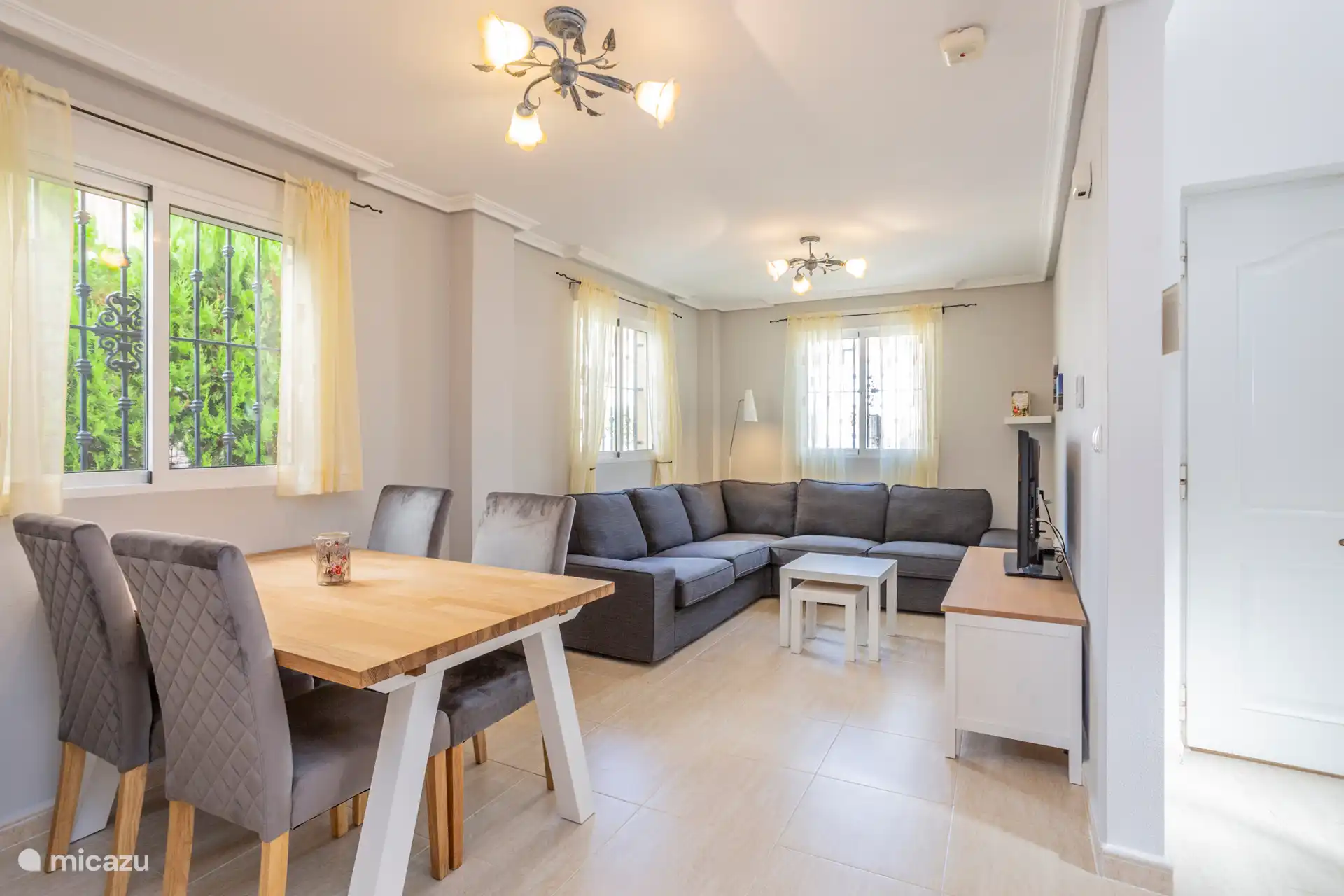 Eetplaats en woonkamer