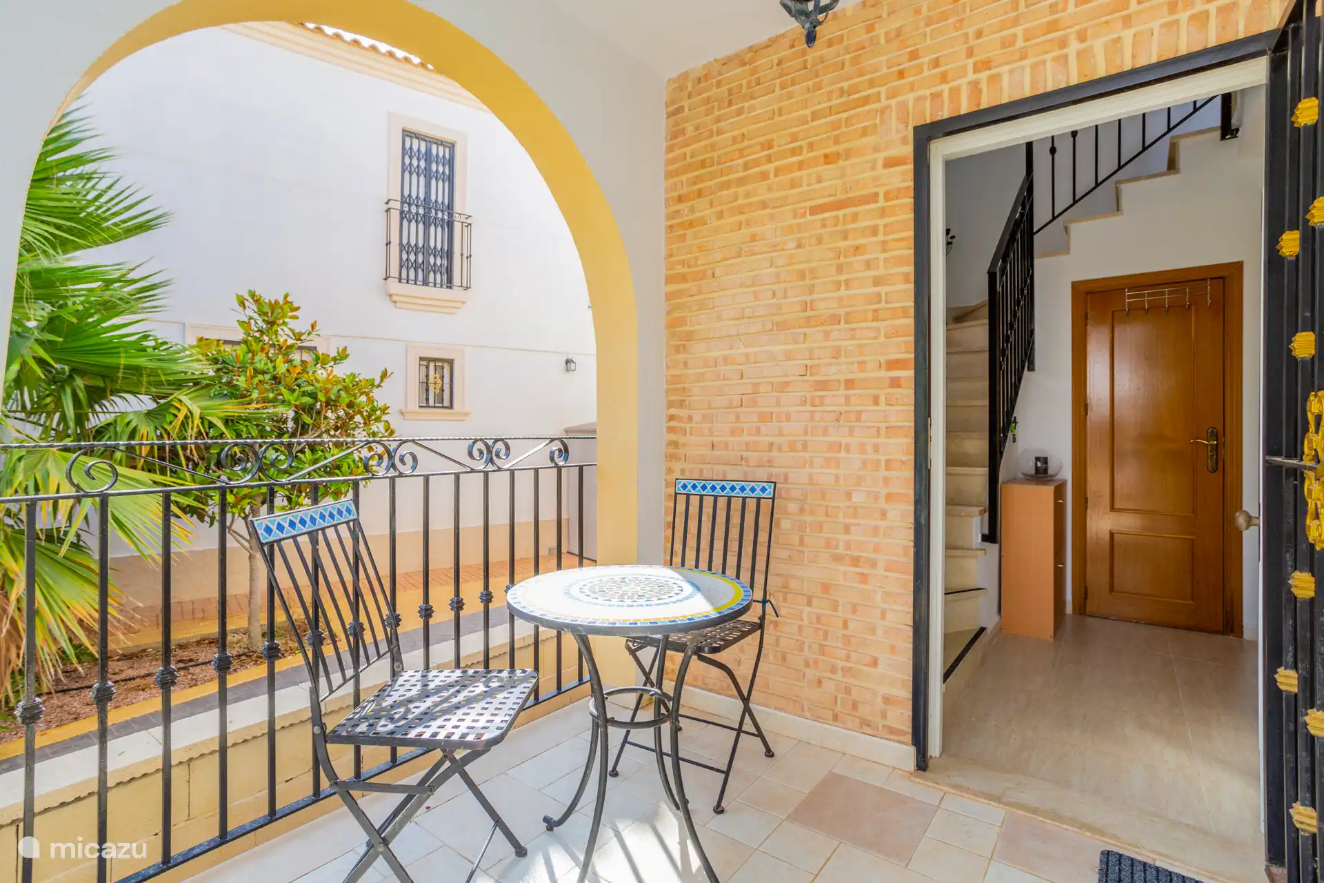 Terras voorzijde woning