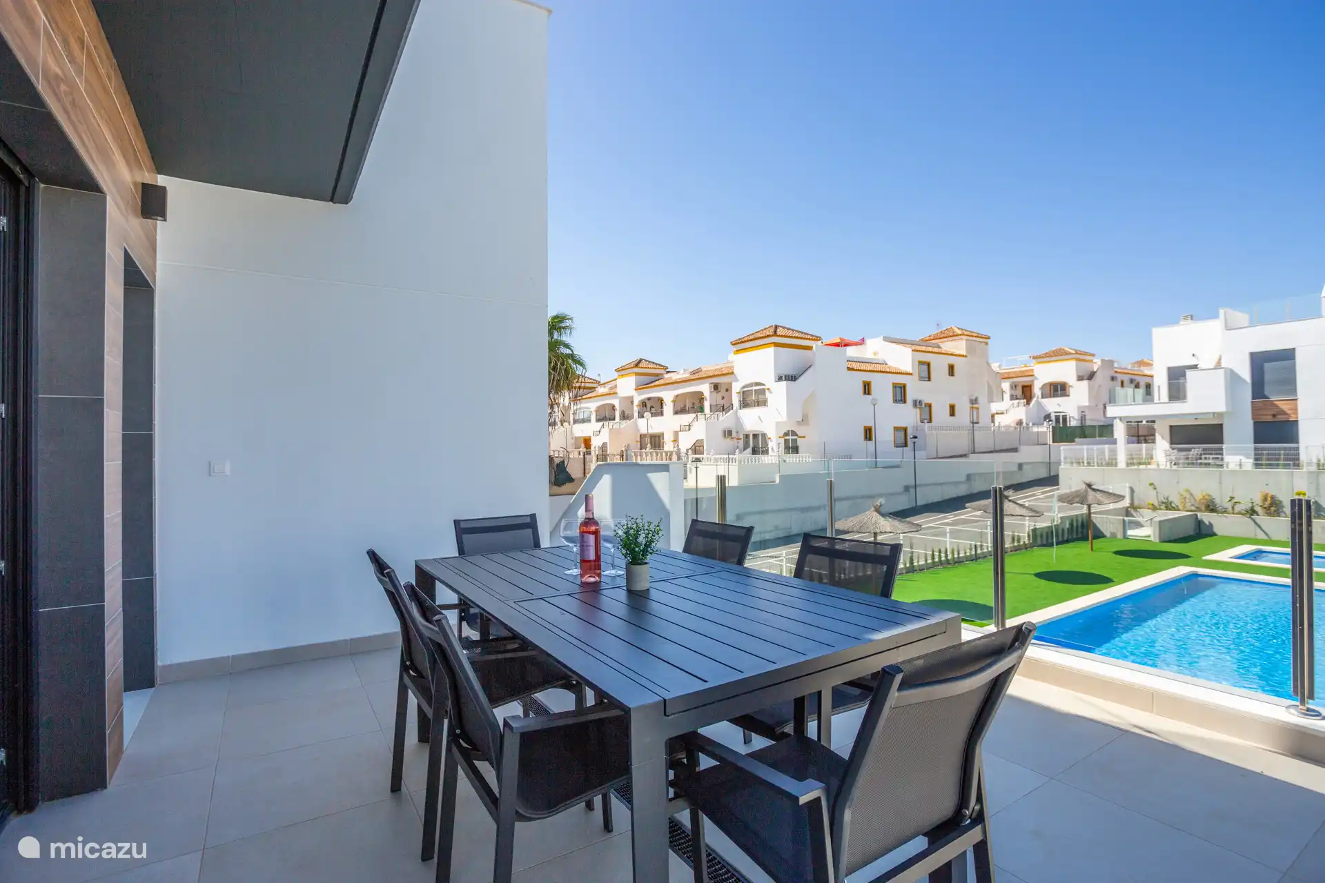 Terraza con vistas a la piscina y aparcamiento