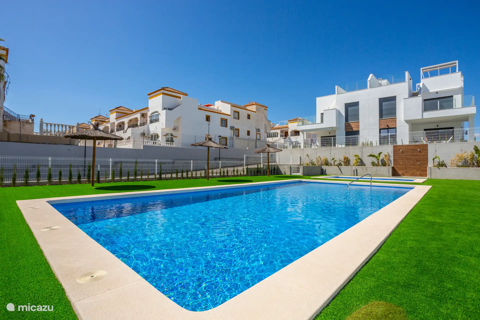 Piscina - plazas de aparcamiento a la izquierda en la foto