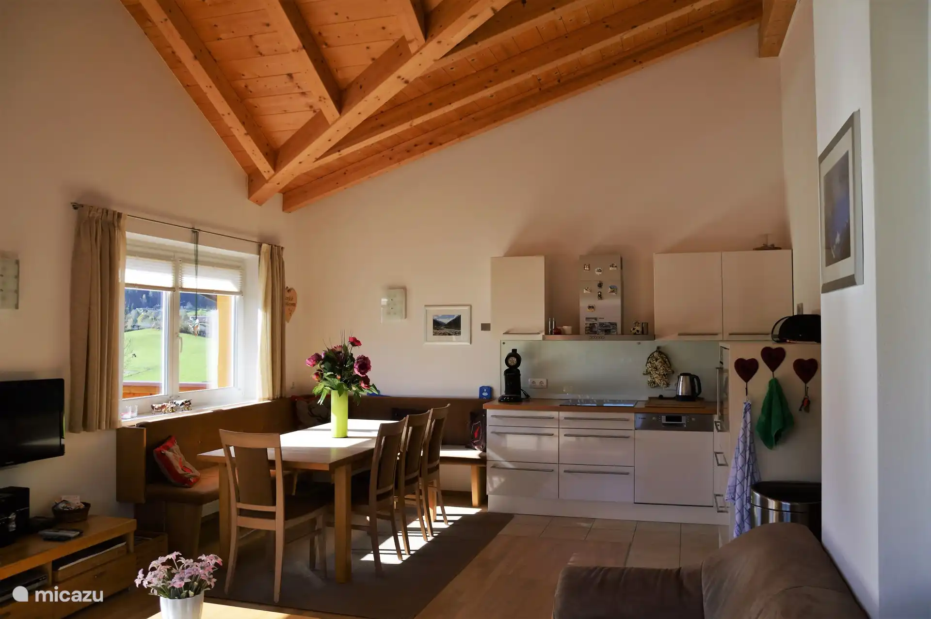 Cocina extensa y encantadora con una zona acogedora de estar y comer