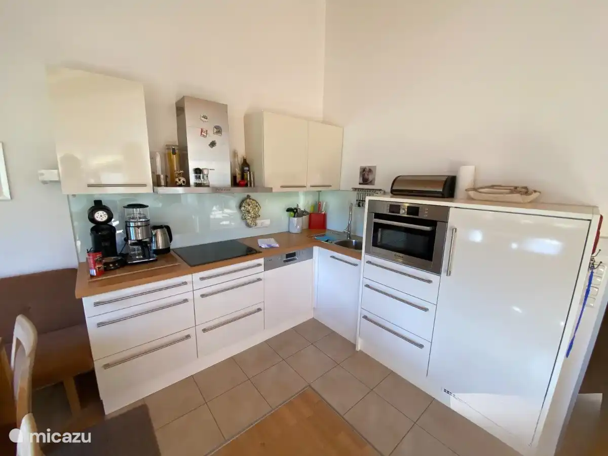 cocina completa y lujosa, microondas combinado, inducción y todo tipo de amplios utensilios de cocina