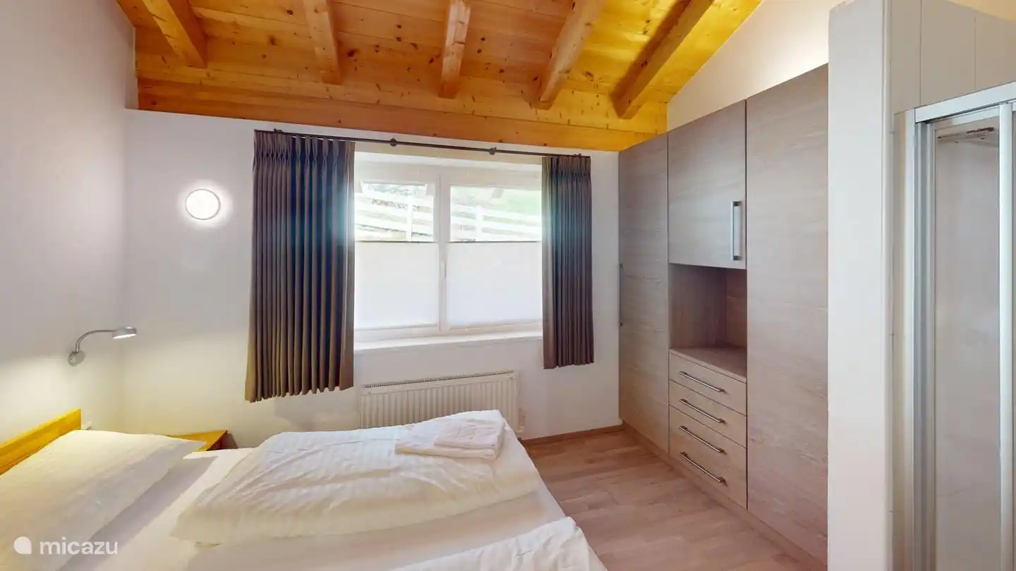 Cama doble grande y lujosa. Armario grande de ropa blanca con mucho espacio de almacenamiento.