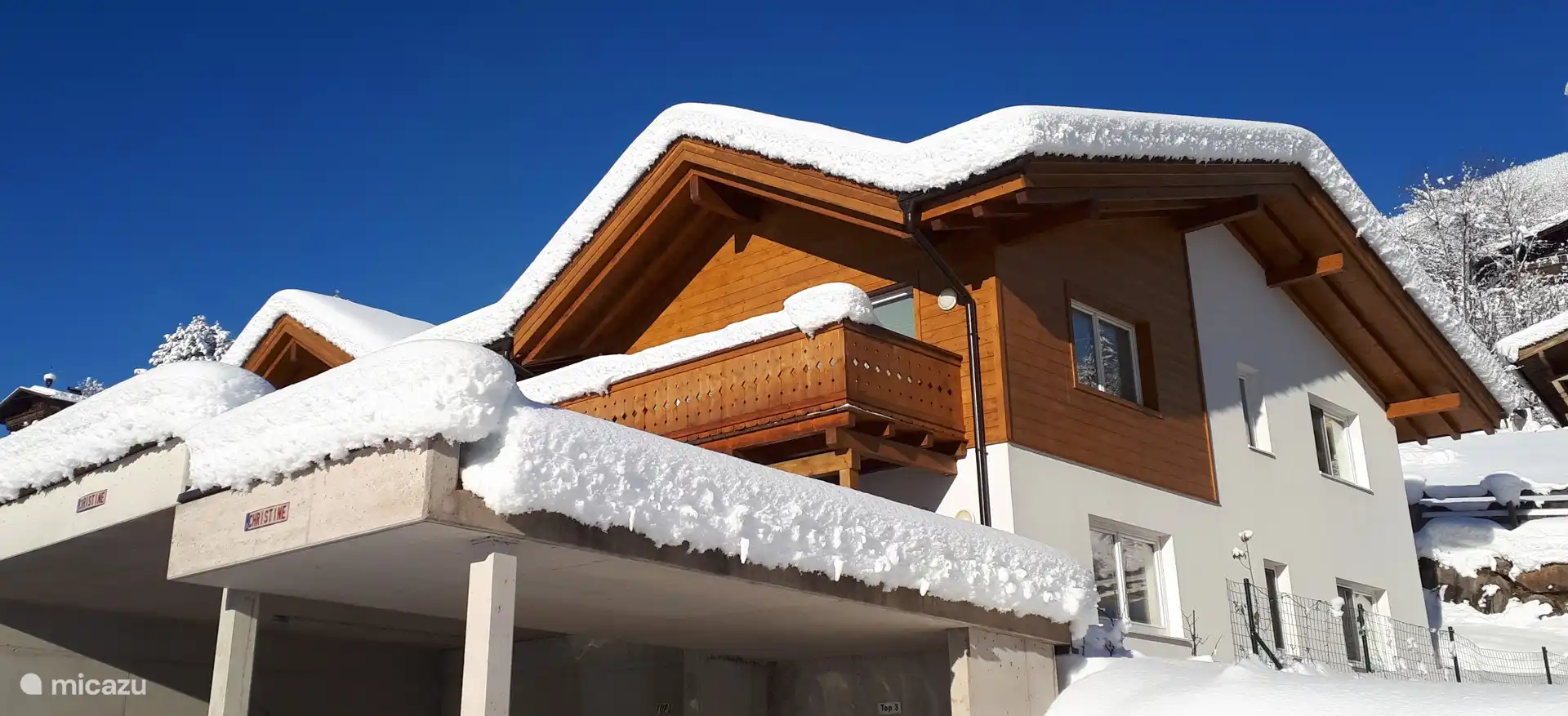 dos plazas de aparcamiento cubiertas