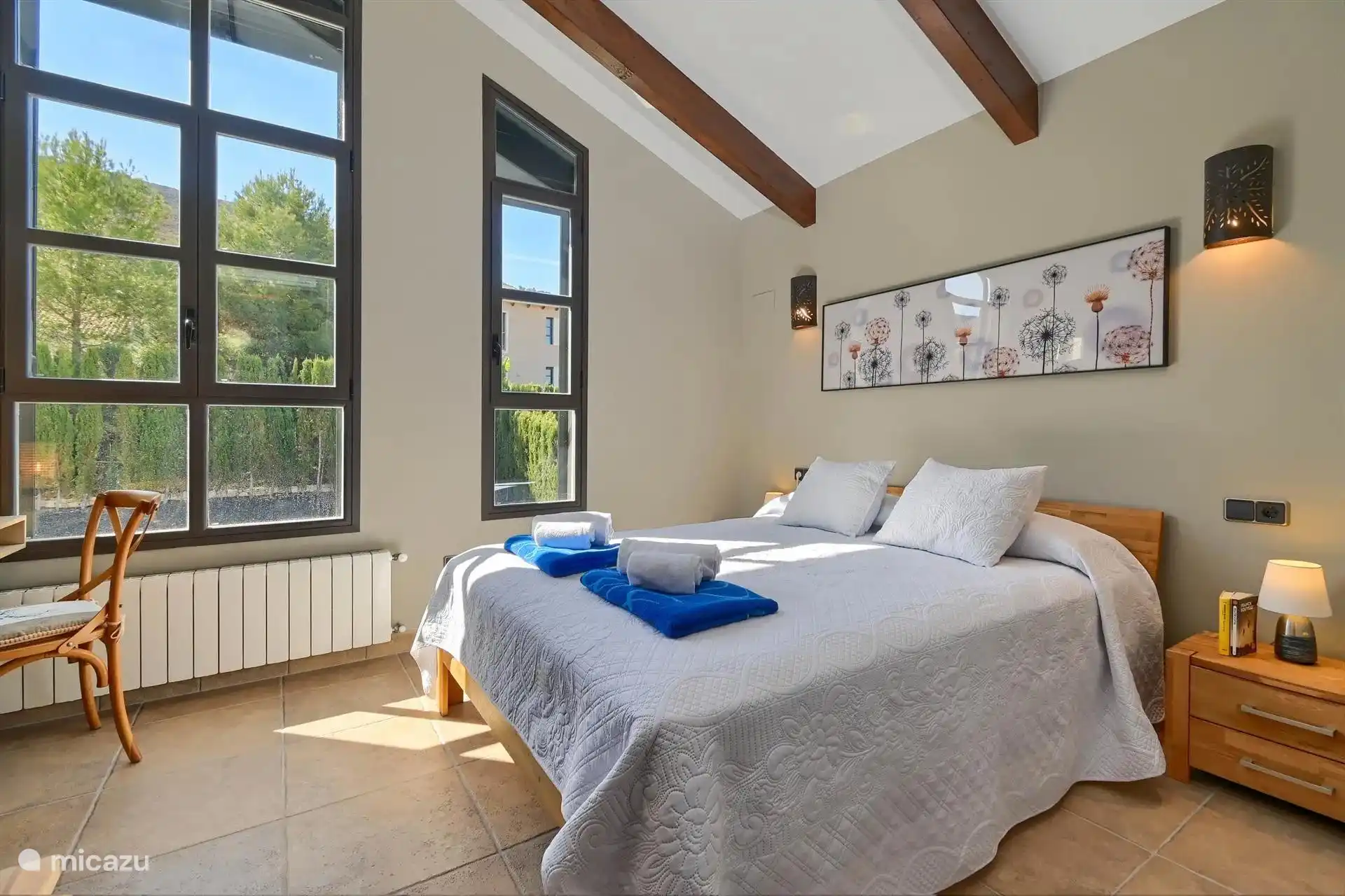 Slaapkamer 1  boven (uitziech op zwembad en berg Granadella)   