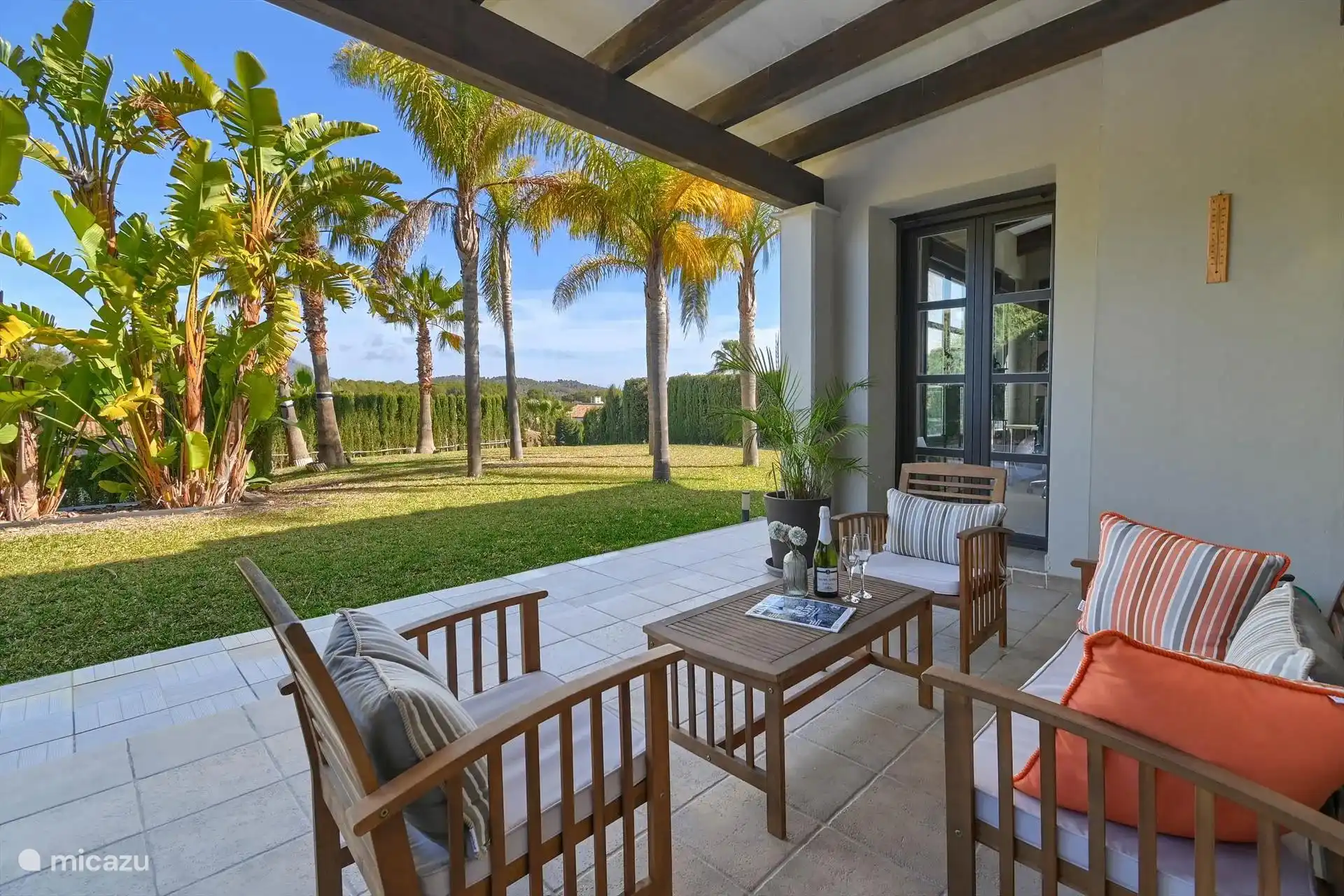 Buiten terras met tuin zicht  ( grenst aan slaapkamer beneden)