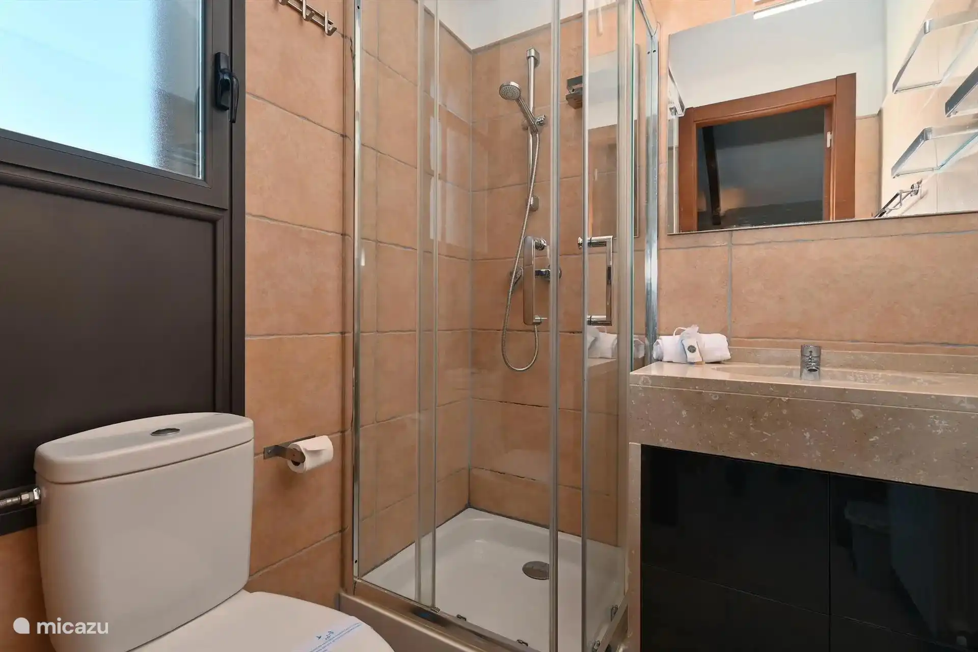 Eigen badkamer voor slaapkamer 2 