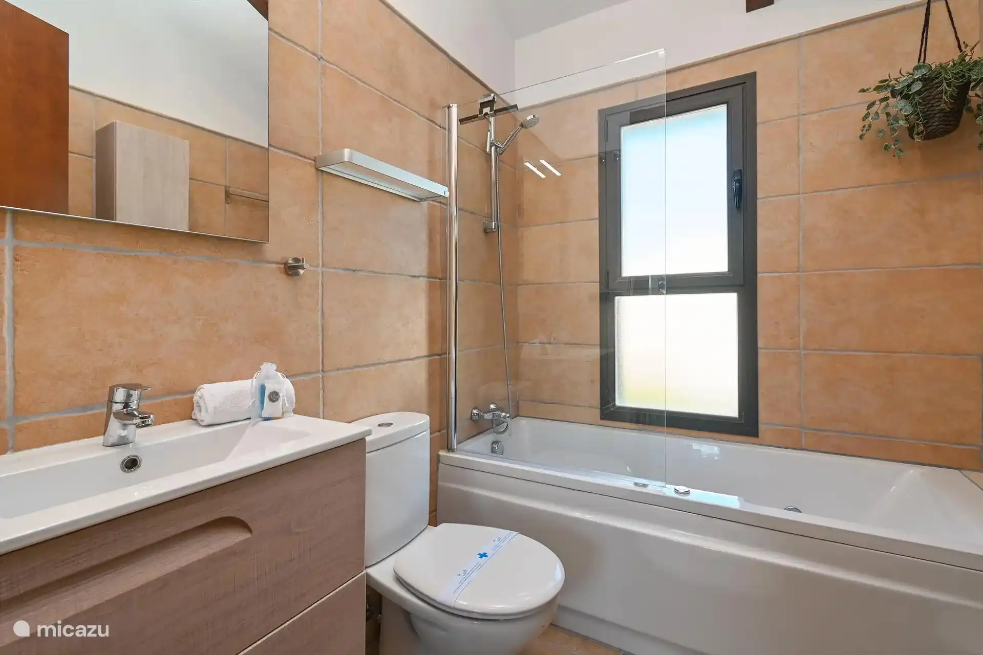 Eigen badkamer voor slaapkamer 1 