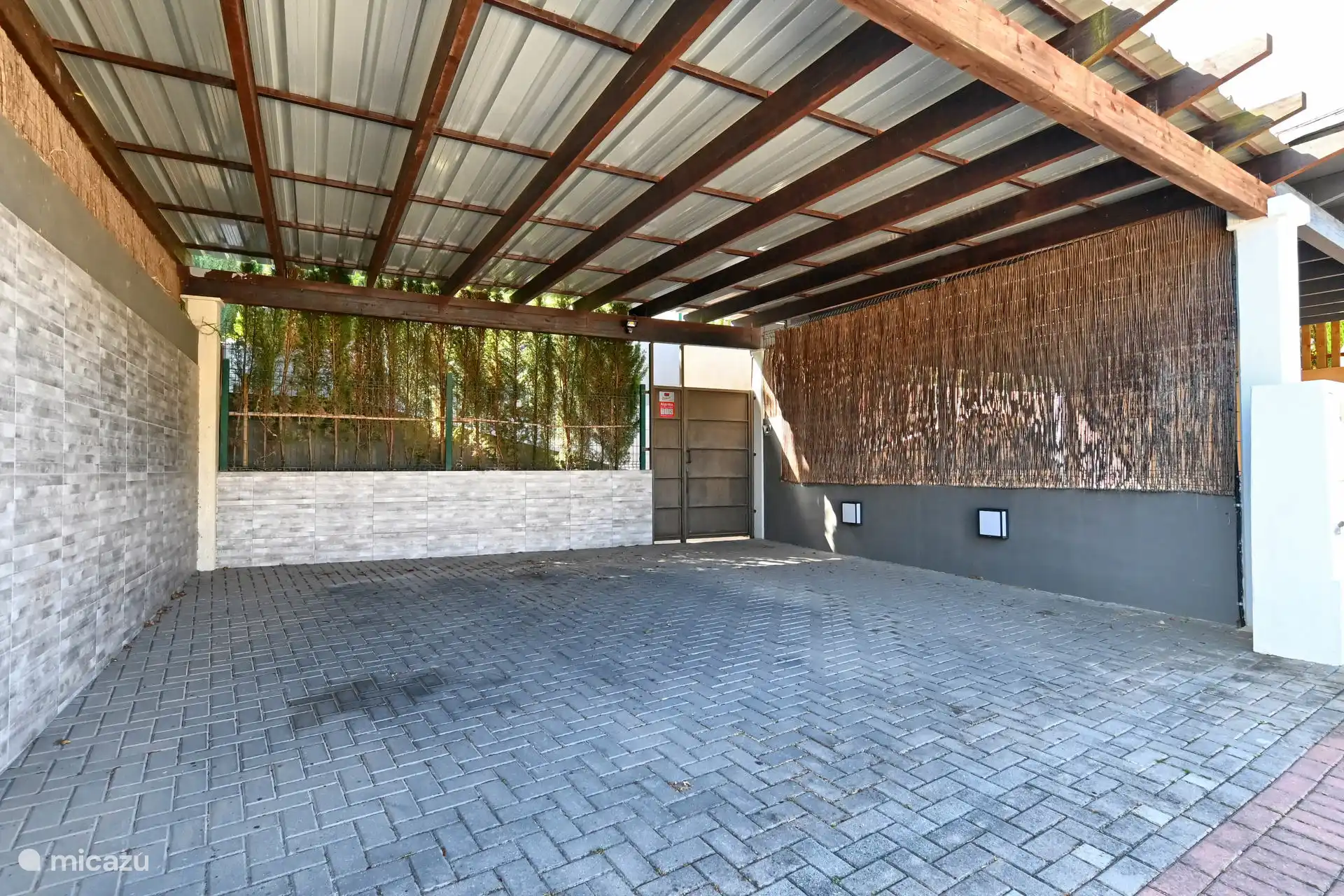 Overdekte parking  voor 2 auto s 