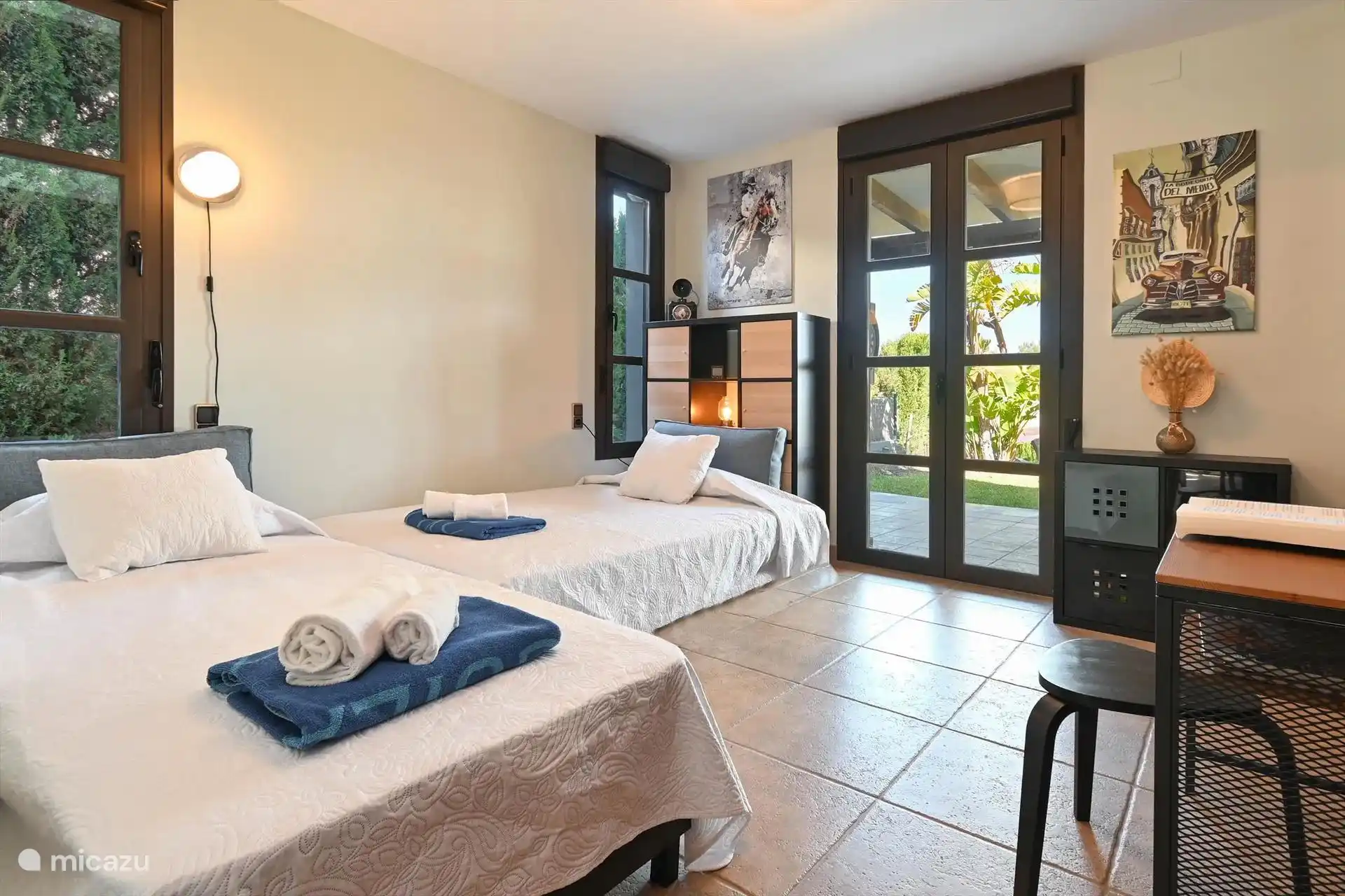 Een slaapkamer op de begane grond met een directe uitgang naar een terras en tuin biedt een unieke combinatie van comfort, toegankelijkheid en een sterke verbinding met buiten
.