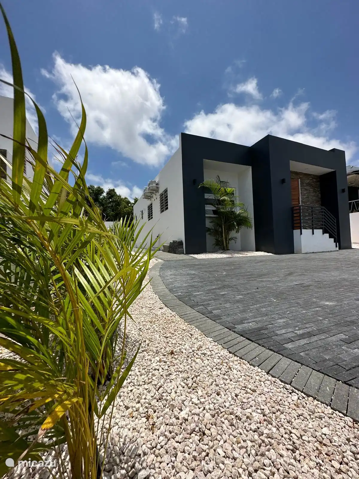 Voorgevel en parkeergelegenheid