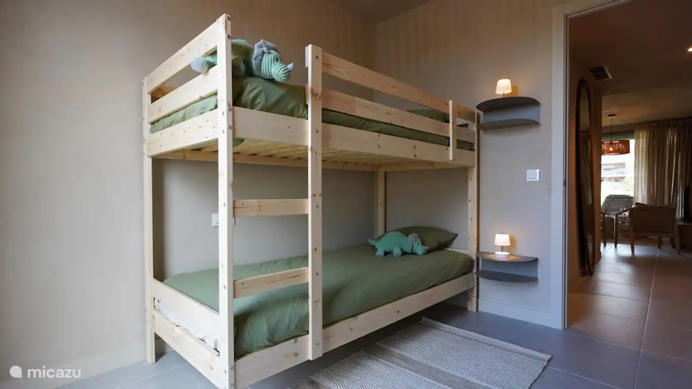 2de slaapkamer met  stapelbed 