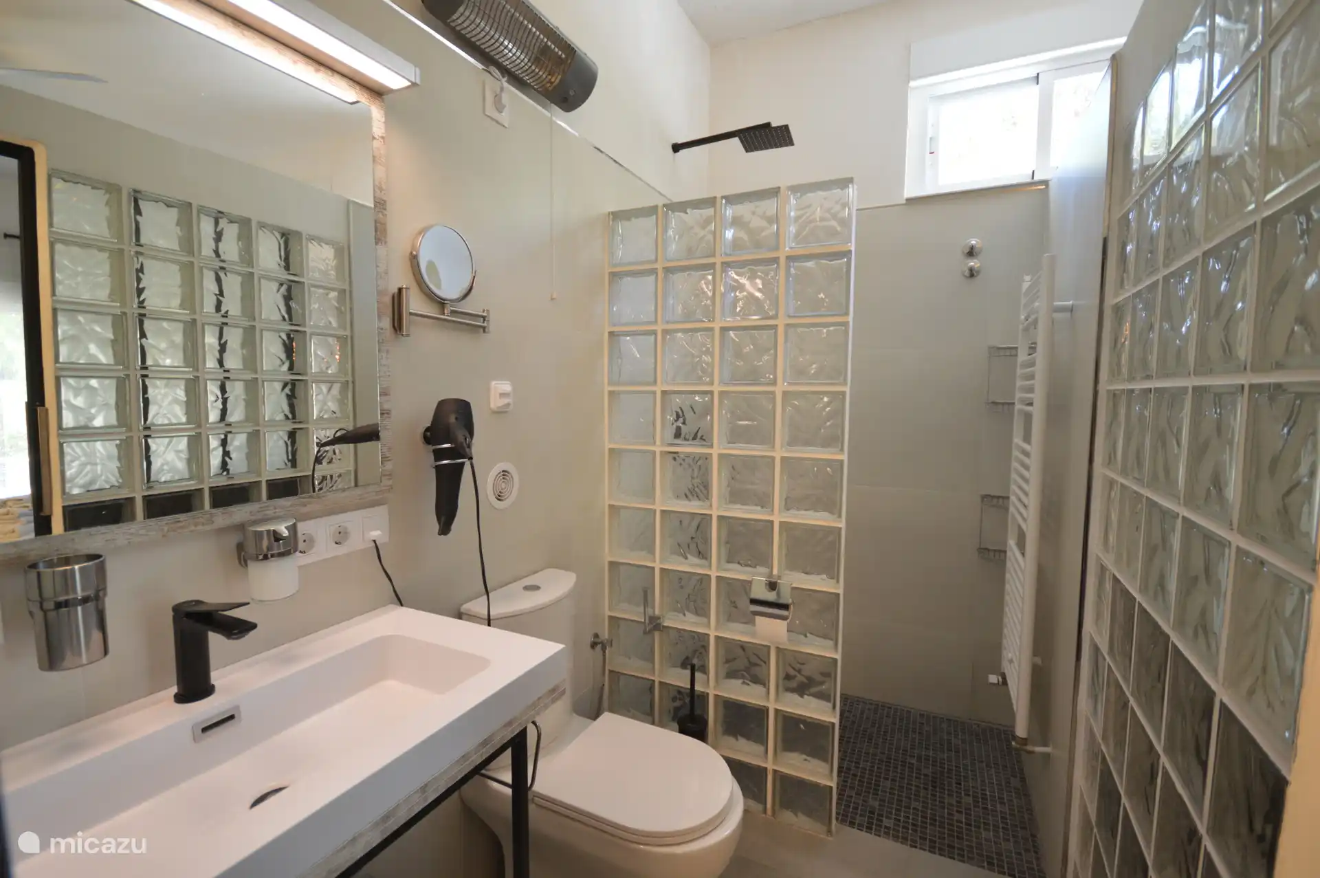 De ensuite badkamer van de penthouse slaapkamer