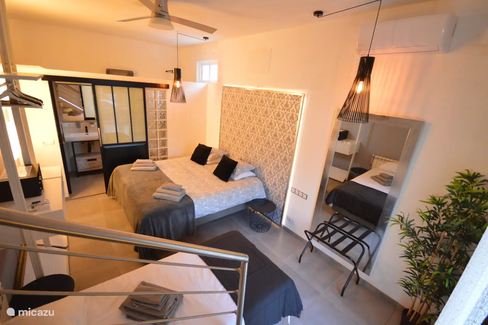 de penthouse ensuite ligt 1 meter lager dan de rest van het huis, meer privacy