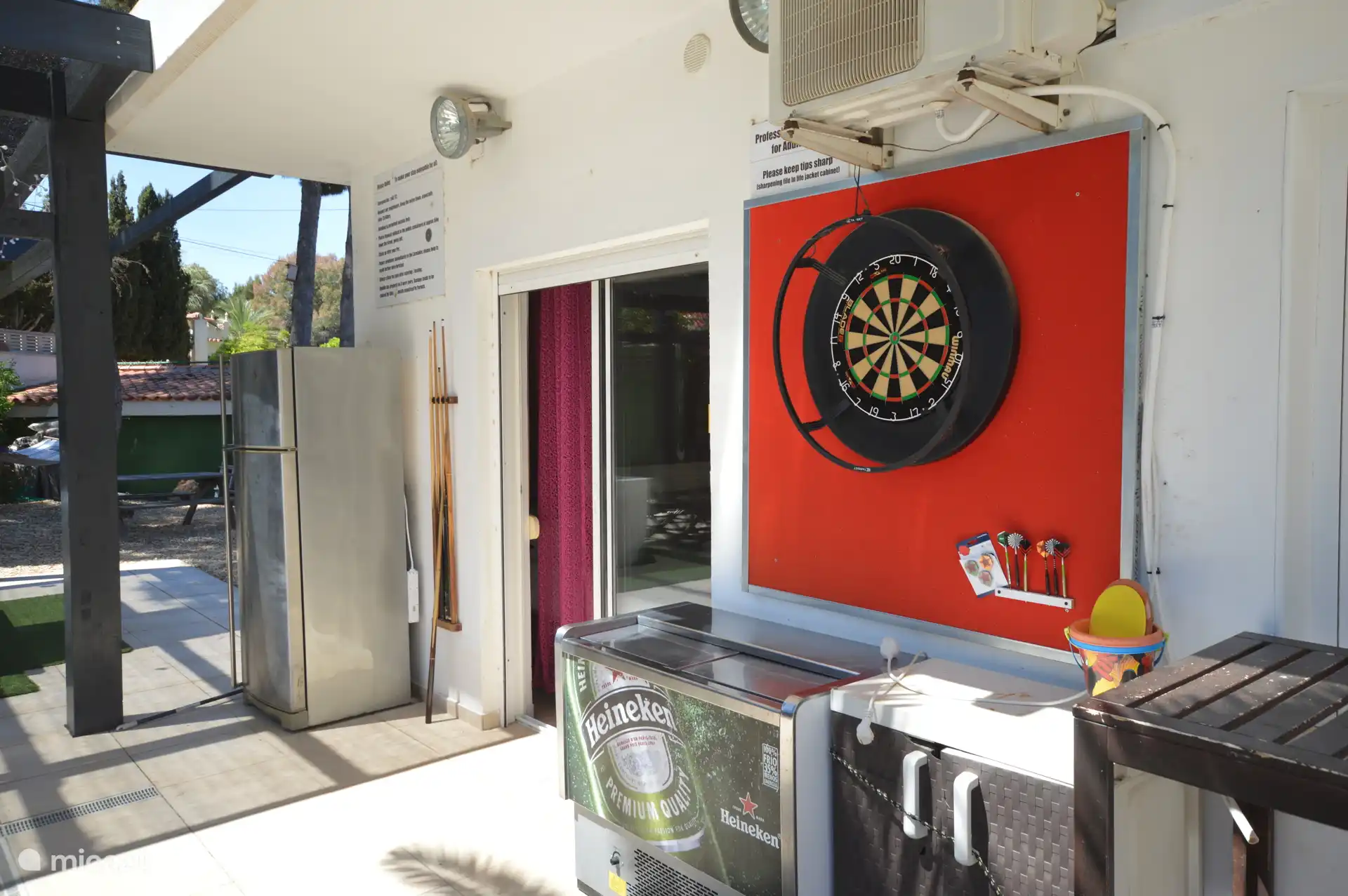 darts met de bier koeler eronder