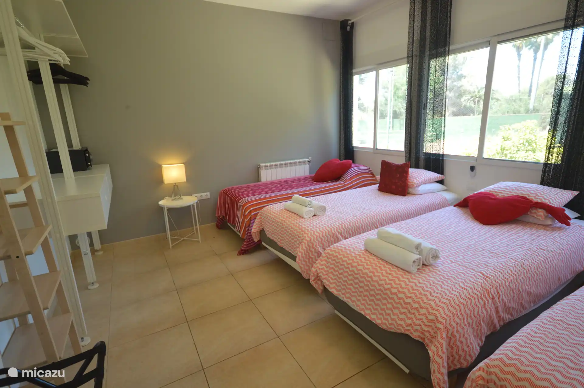 De rode slaapkamer... met 3 of 4 bedden