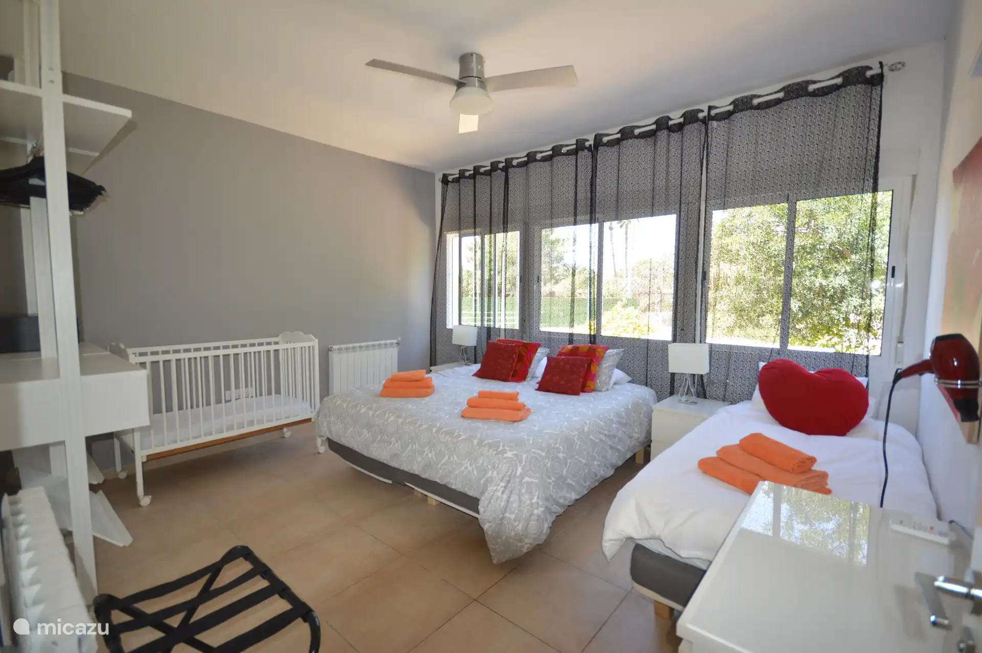 De rode slaapkamer heeft plaats voor 3 of 4 bedden