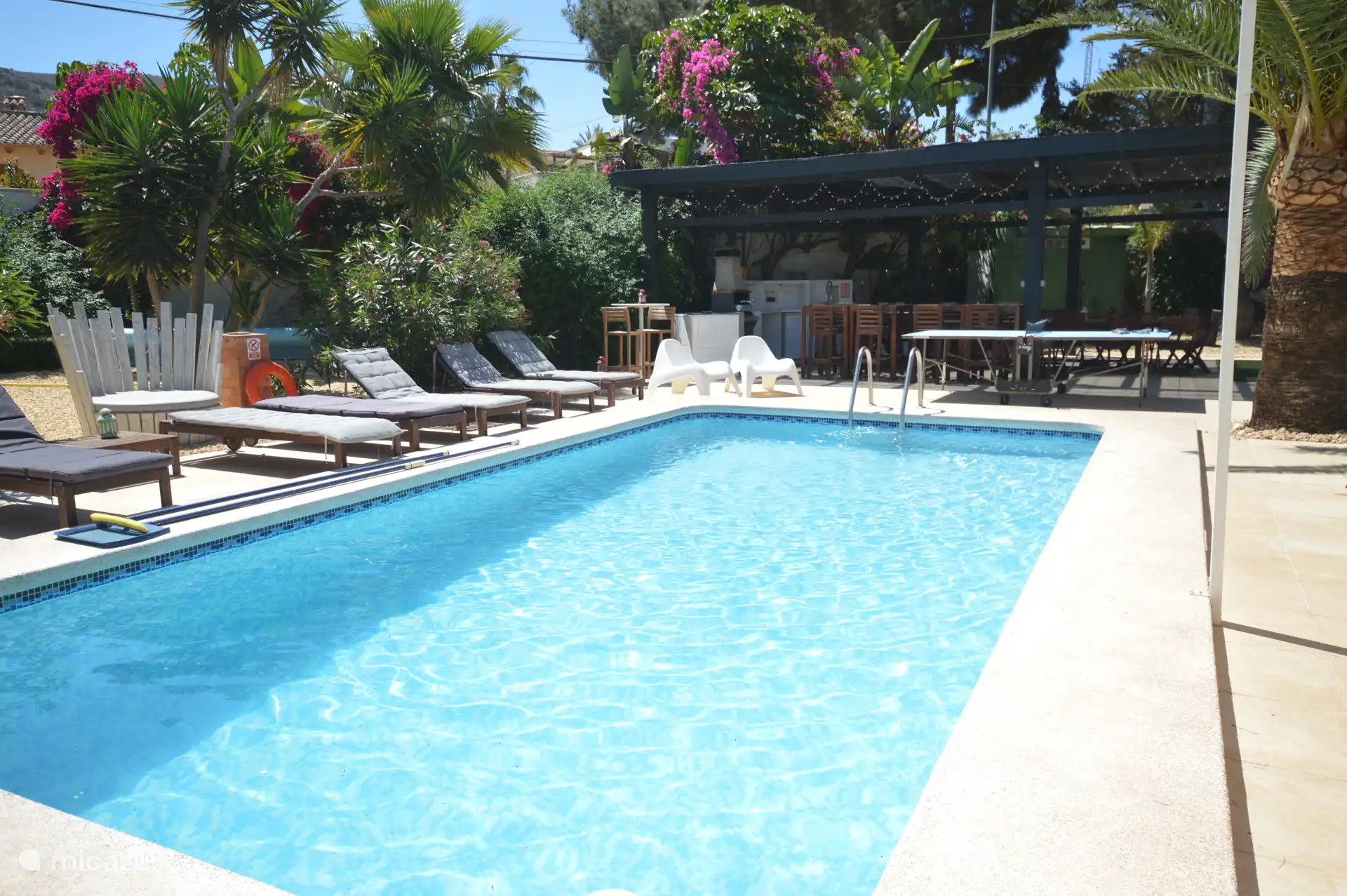 zwembad geintegreerd met ligbedden naast de eet en chill zone