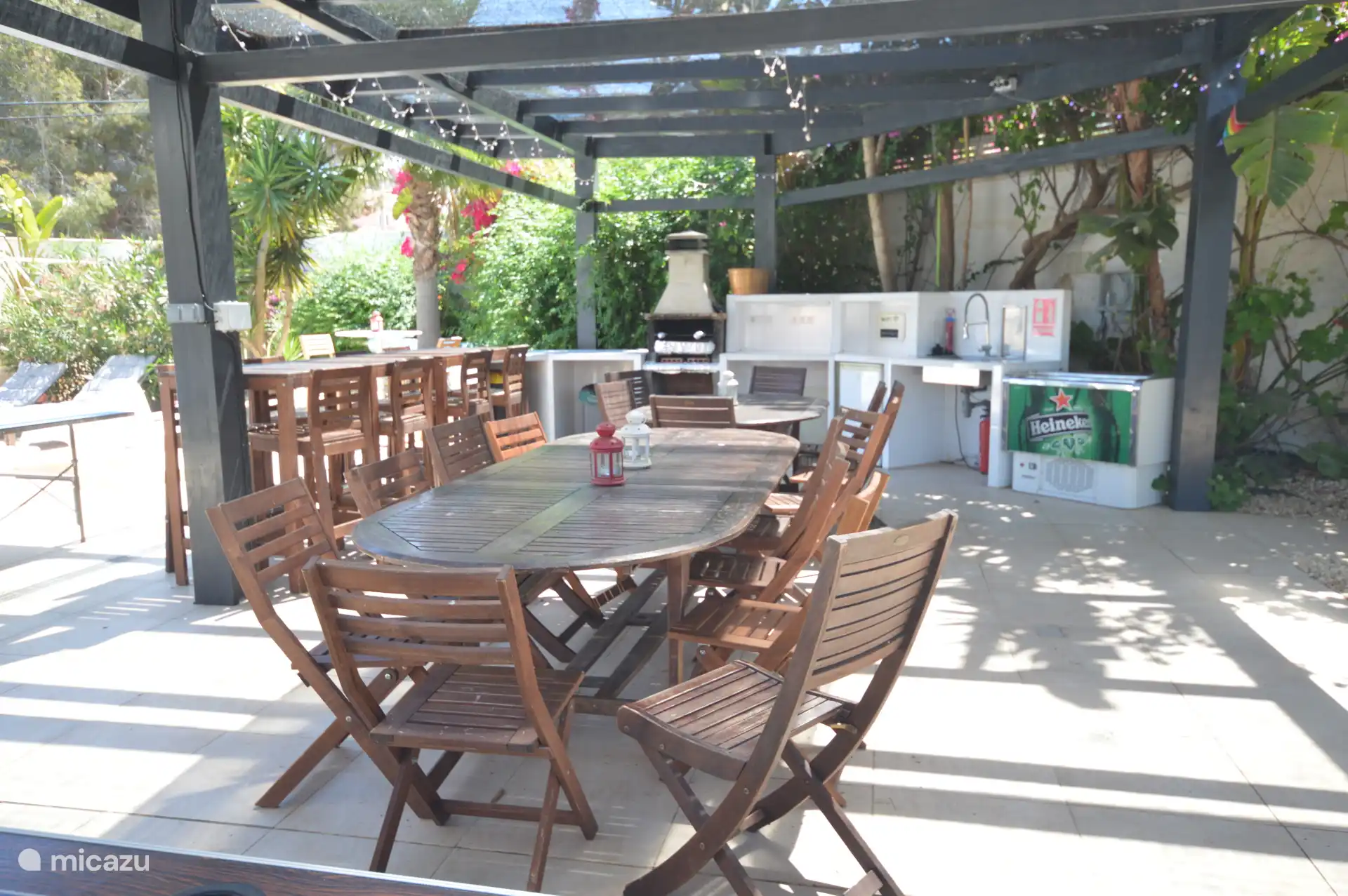 ruime eetzone, geintegreerd met 2 bier koelers en bbq