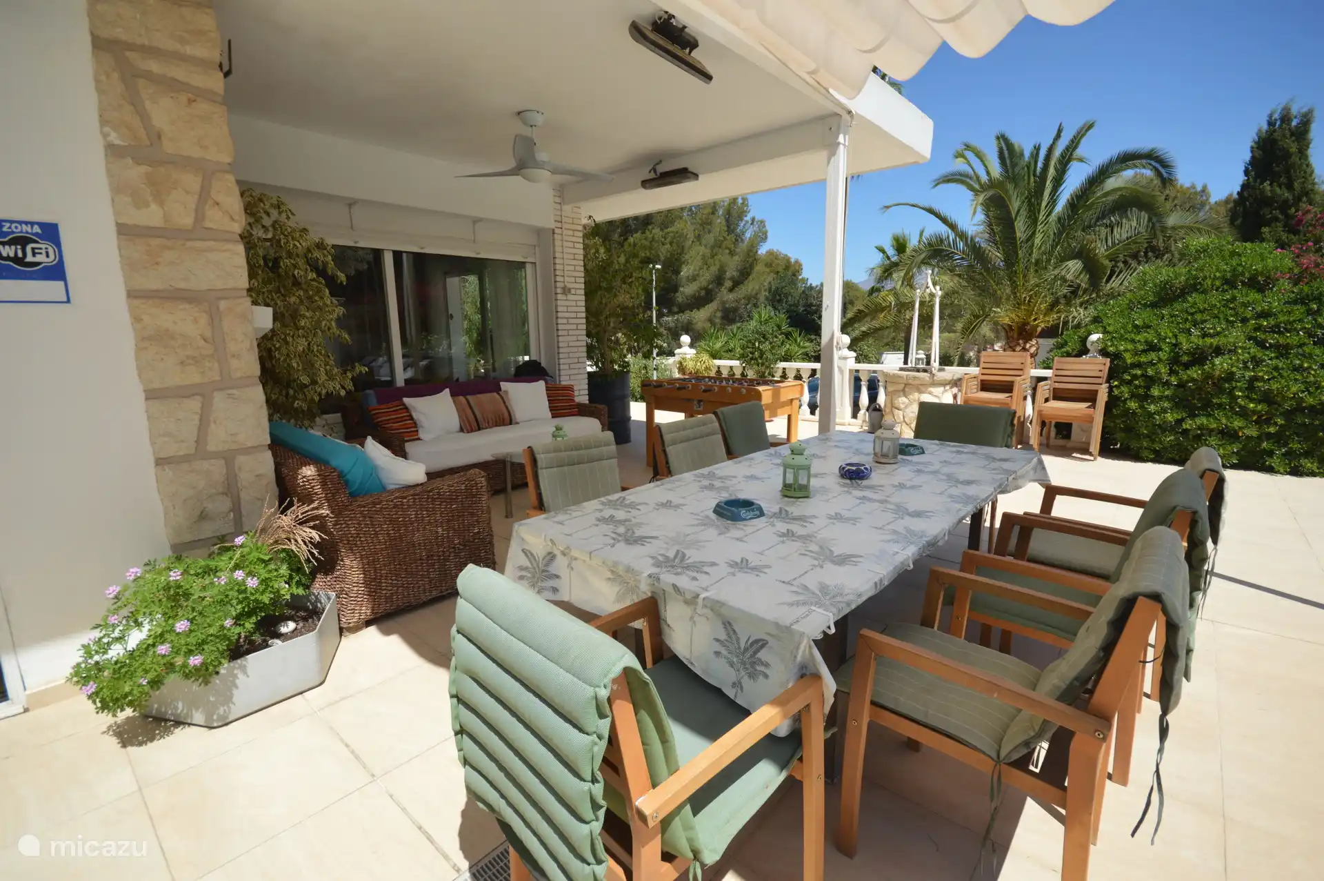 ruime zitgelegenheid, lijkt kleiner op de foto