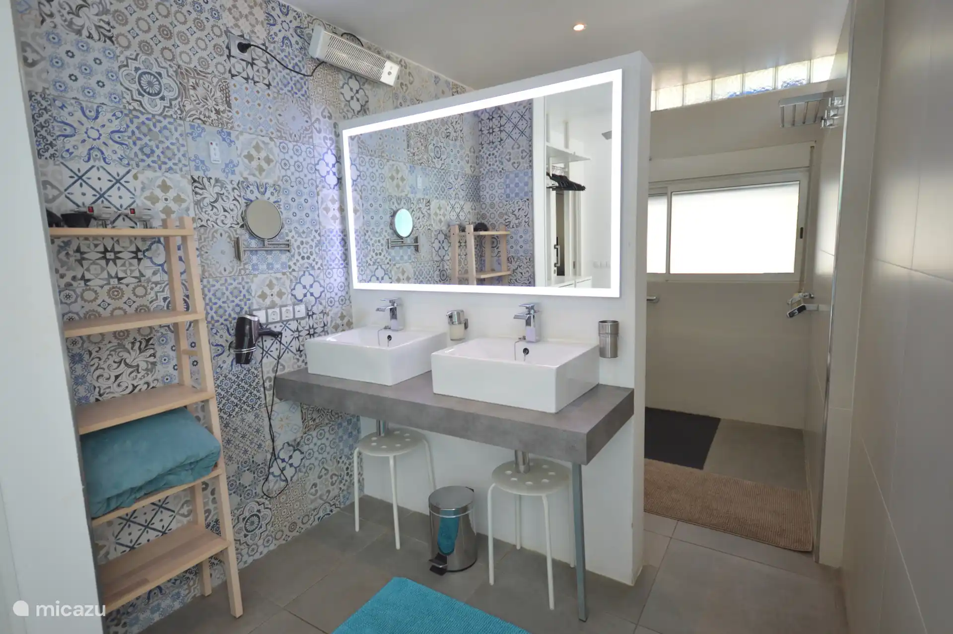 De ensuite badkamer van de blauwe slaapkamer