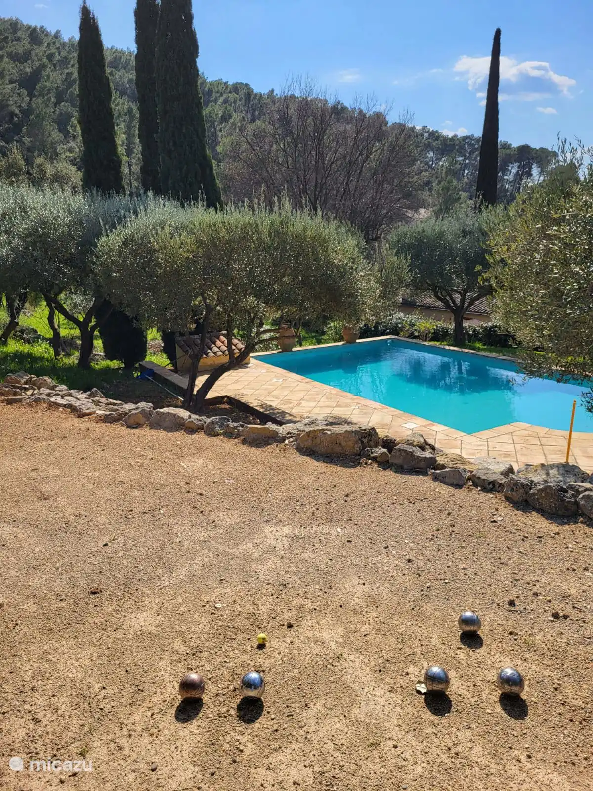 Bowlingbahn und Schwimmbad