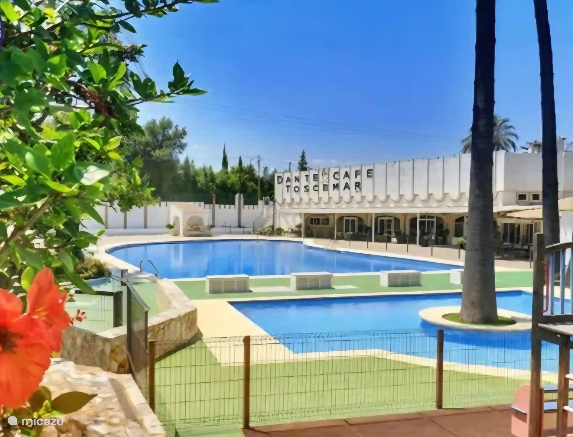 Shared large swimming pool and children's pool 