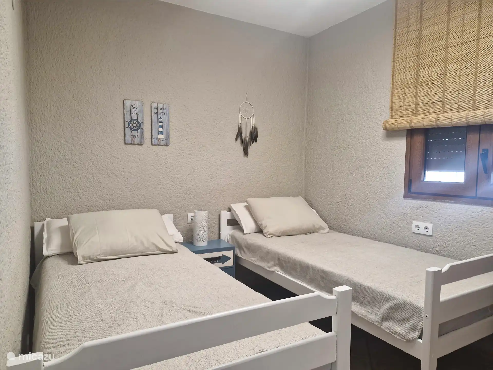 2nd bedroom two single beds