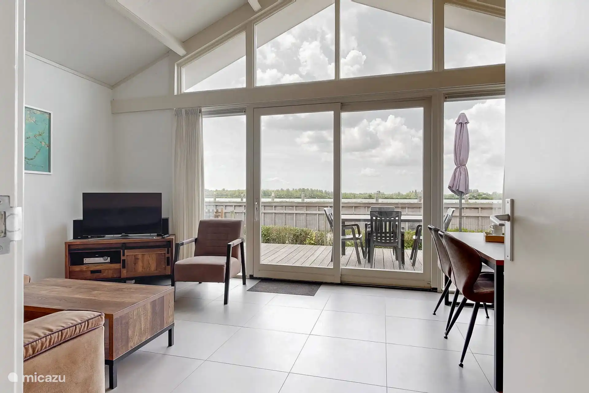 Sala de estar desde el pasillo