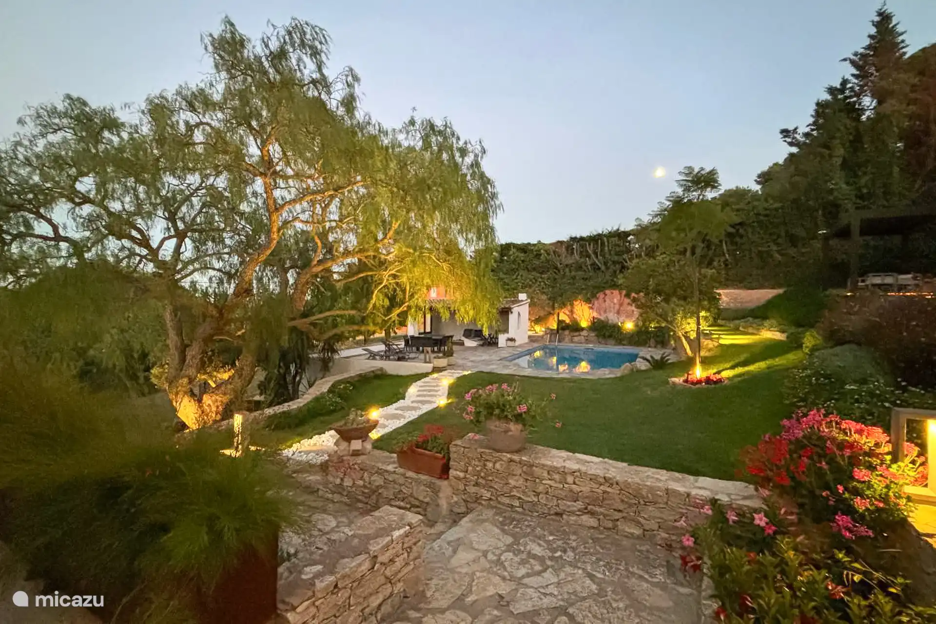 Villa mit Schwimmbad und Garten