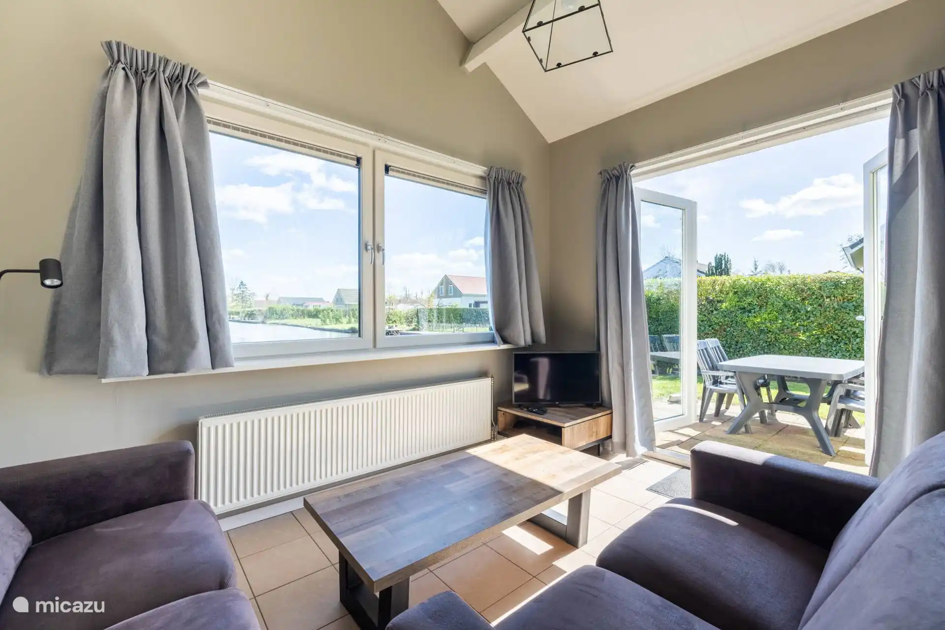 Sala de estar con puertas francesas