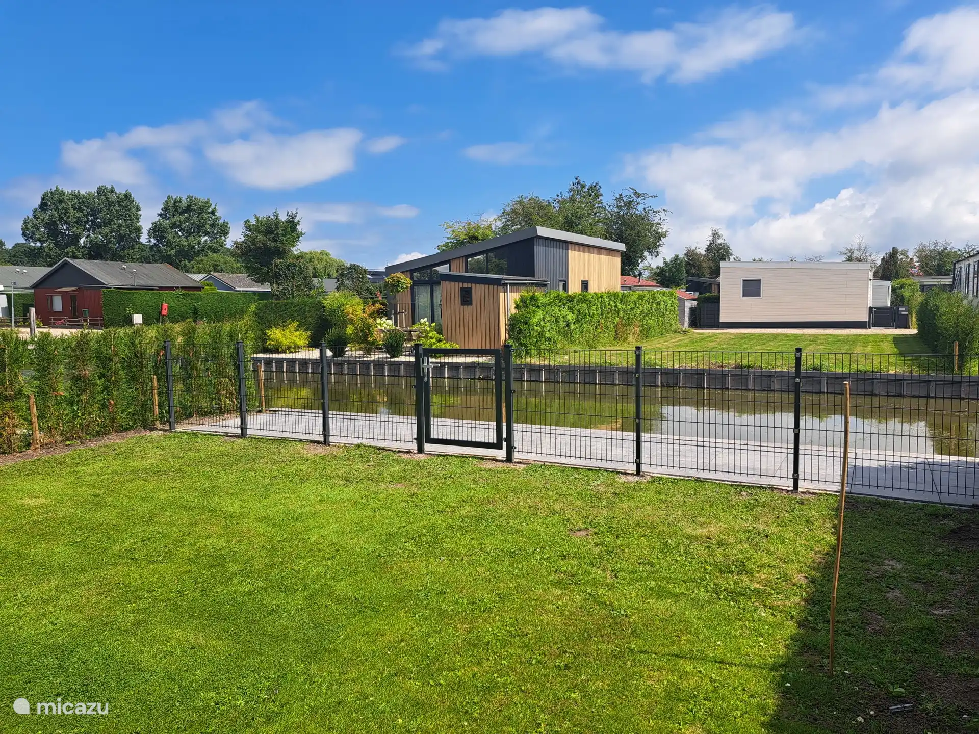 Frente al agua del jardín