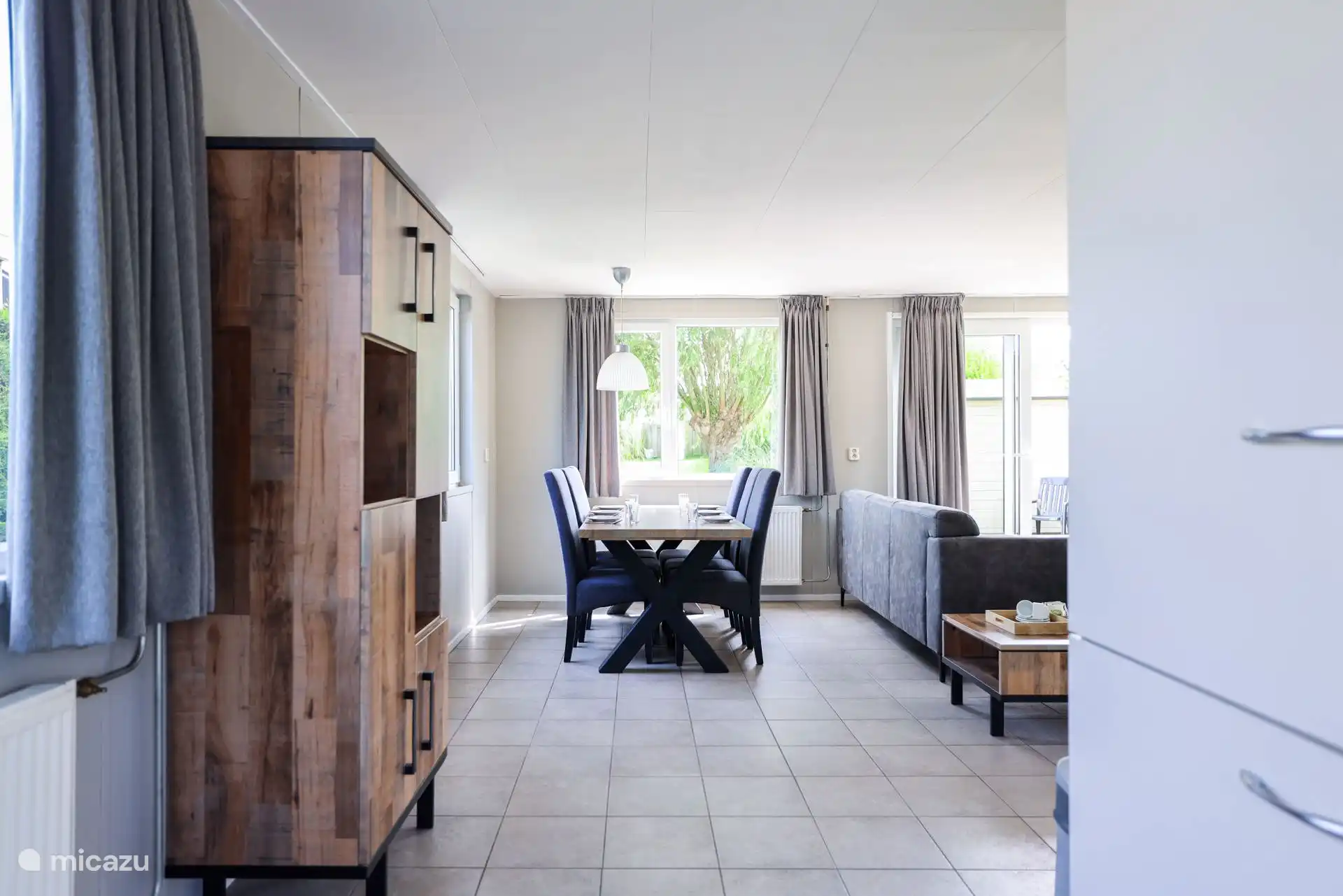 Mesa de comedor desde la cocina