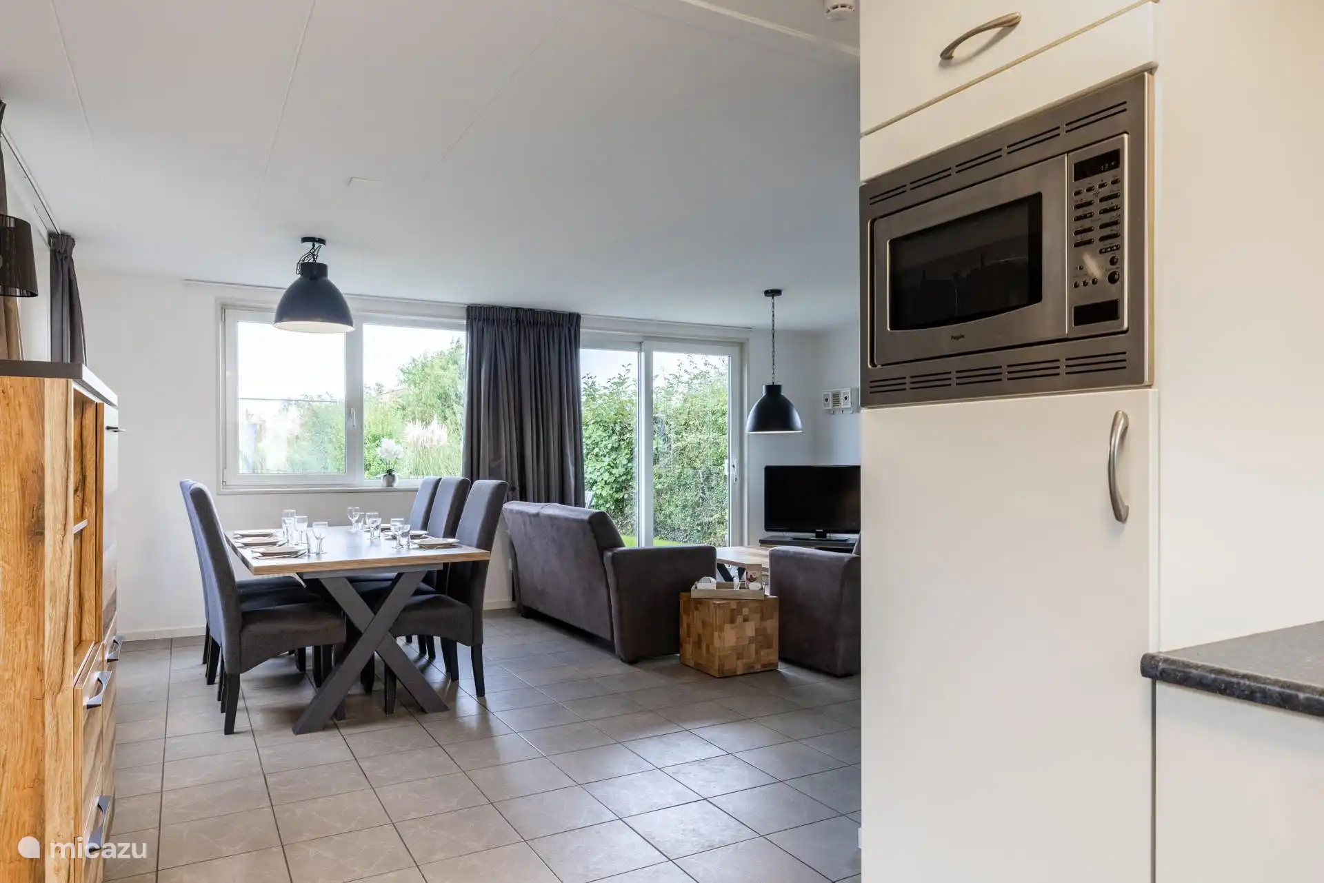 Woonkamer vanaf keuken