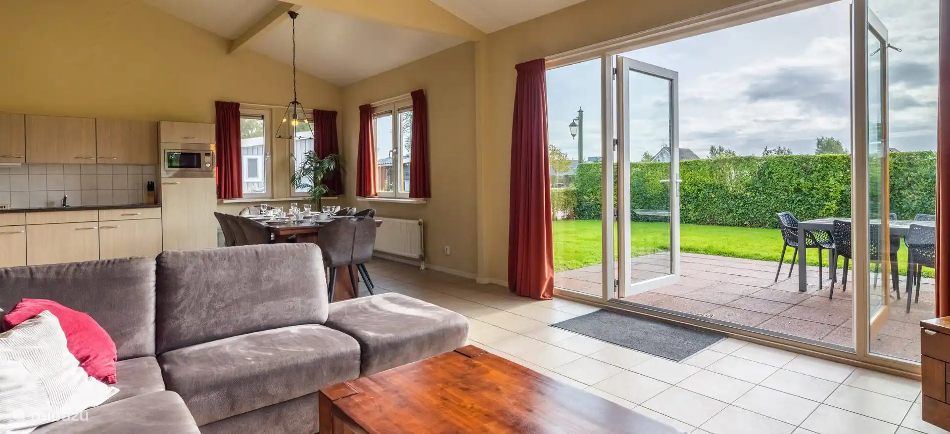 Woonkamer + openslaande deuren