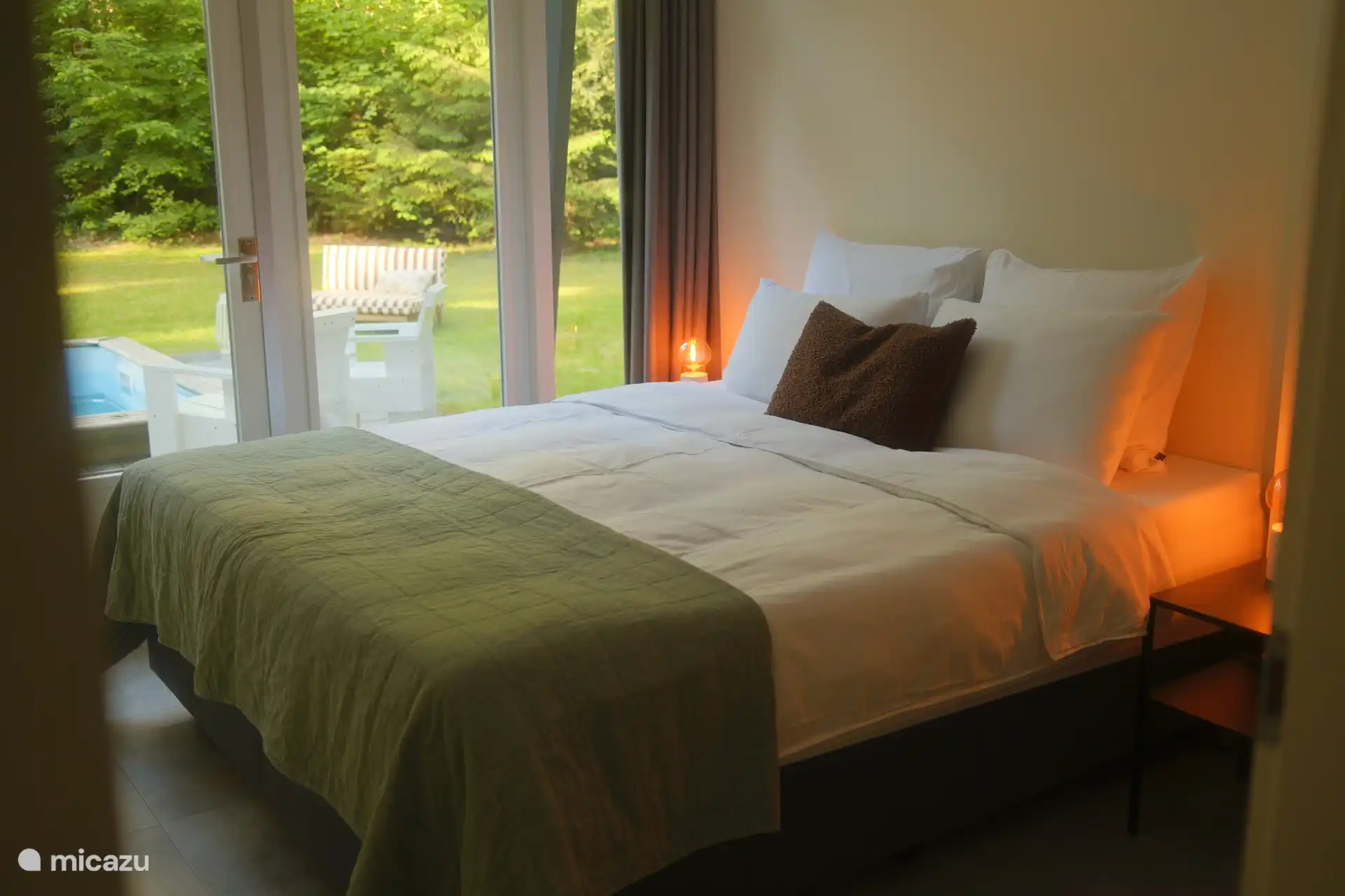 Slaapkamer met uitzicht op het zwembad