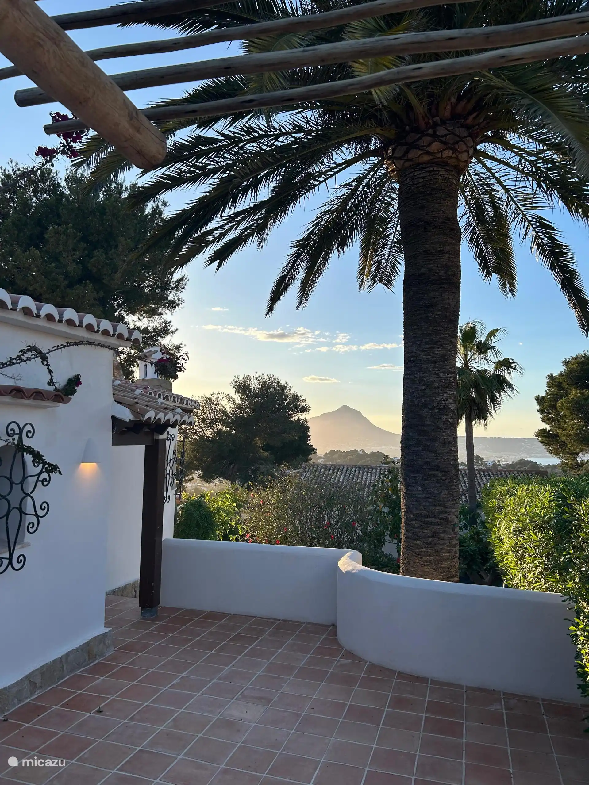 Uitzicht vanaf het zonnenterras bij de entree van de woning