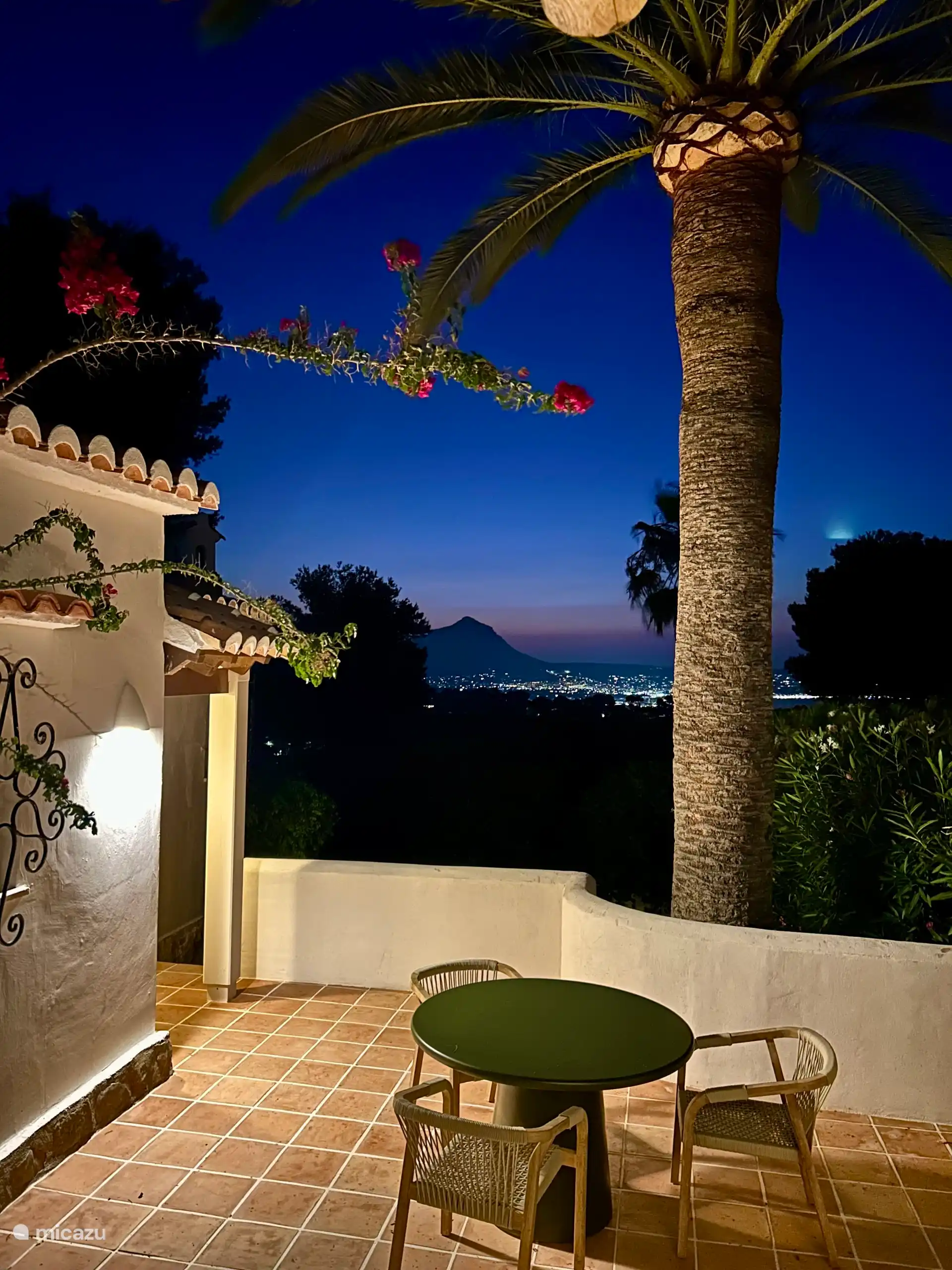 Uitzicht vanaf het zonneterras bij de entree van de woning in de nacht 