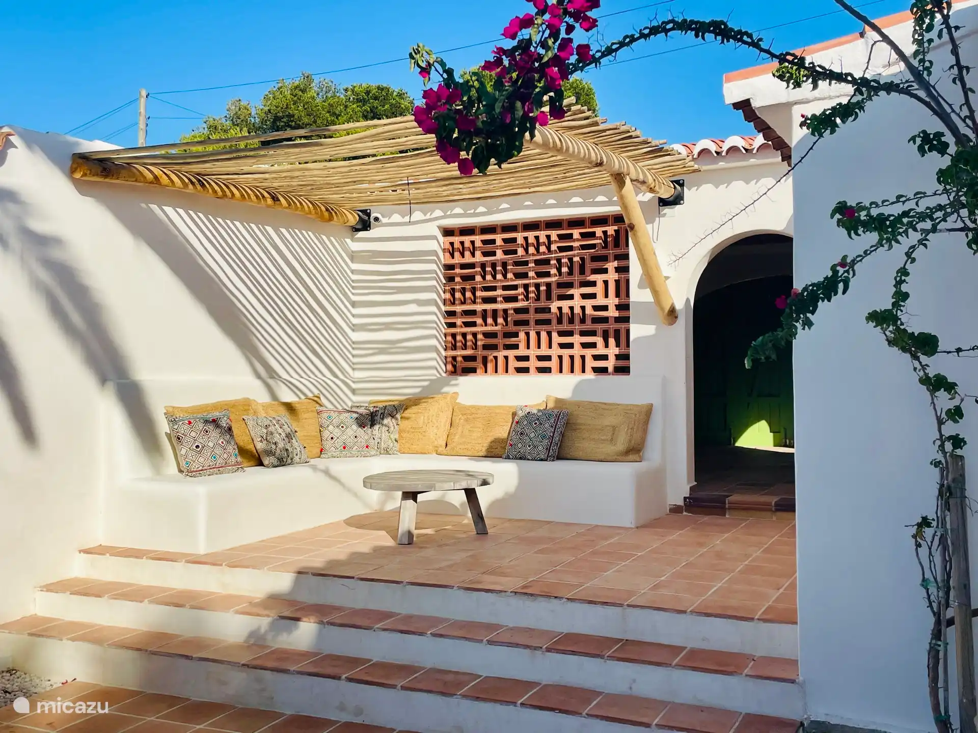 Zonneterras bij entree van de woning met prachtig uitzicht op de baai van Javéa en de Montgo