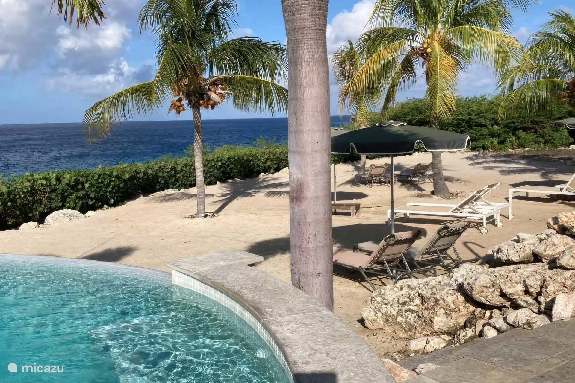 Zwembad met privestrand voor aanwonenden