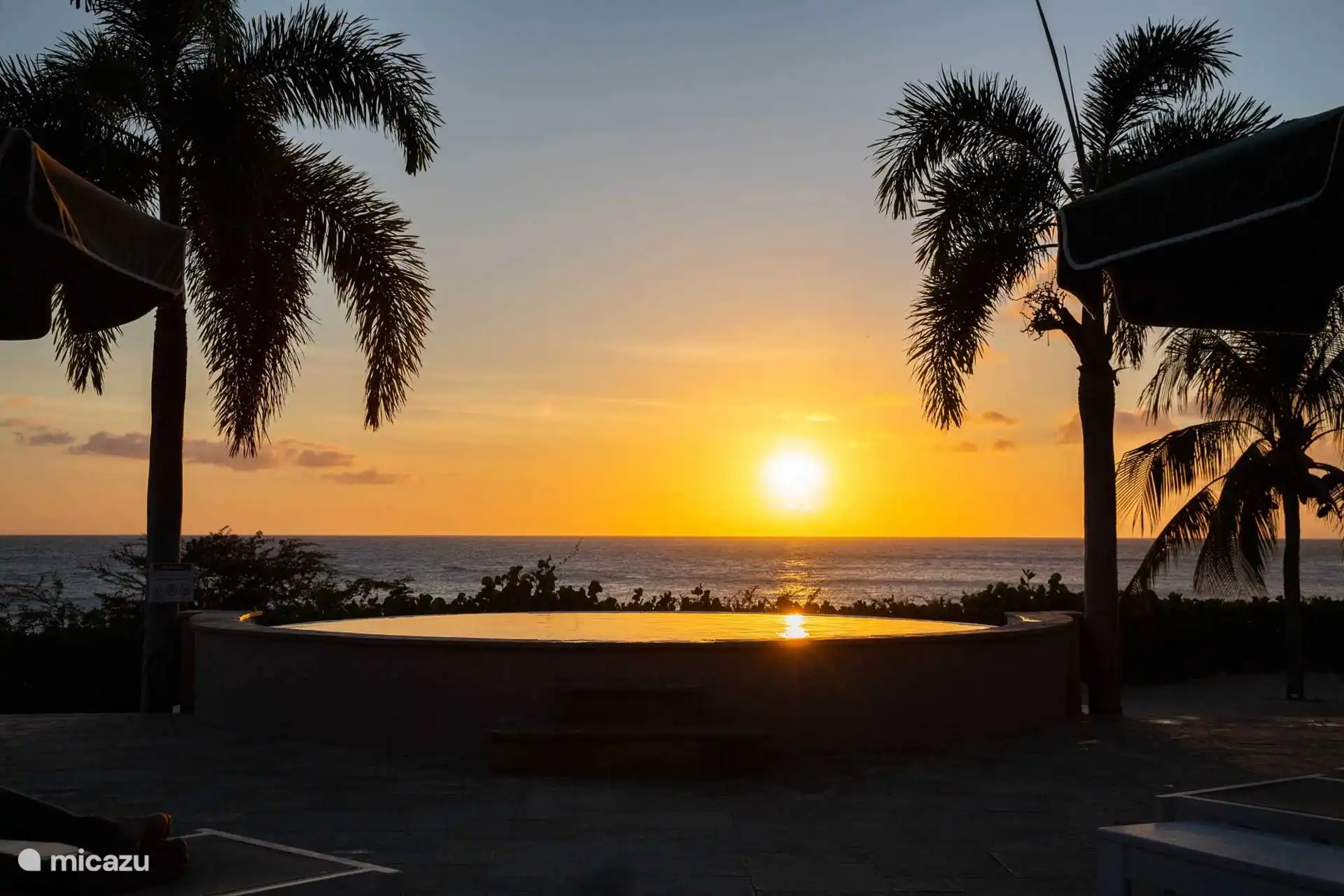 Zonsondergang bij zwembad